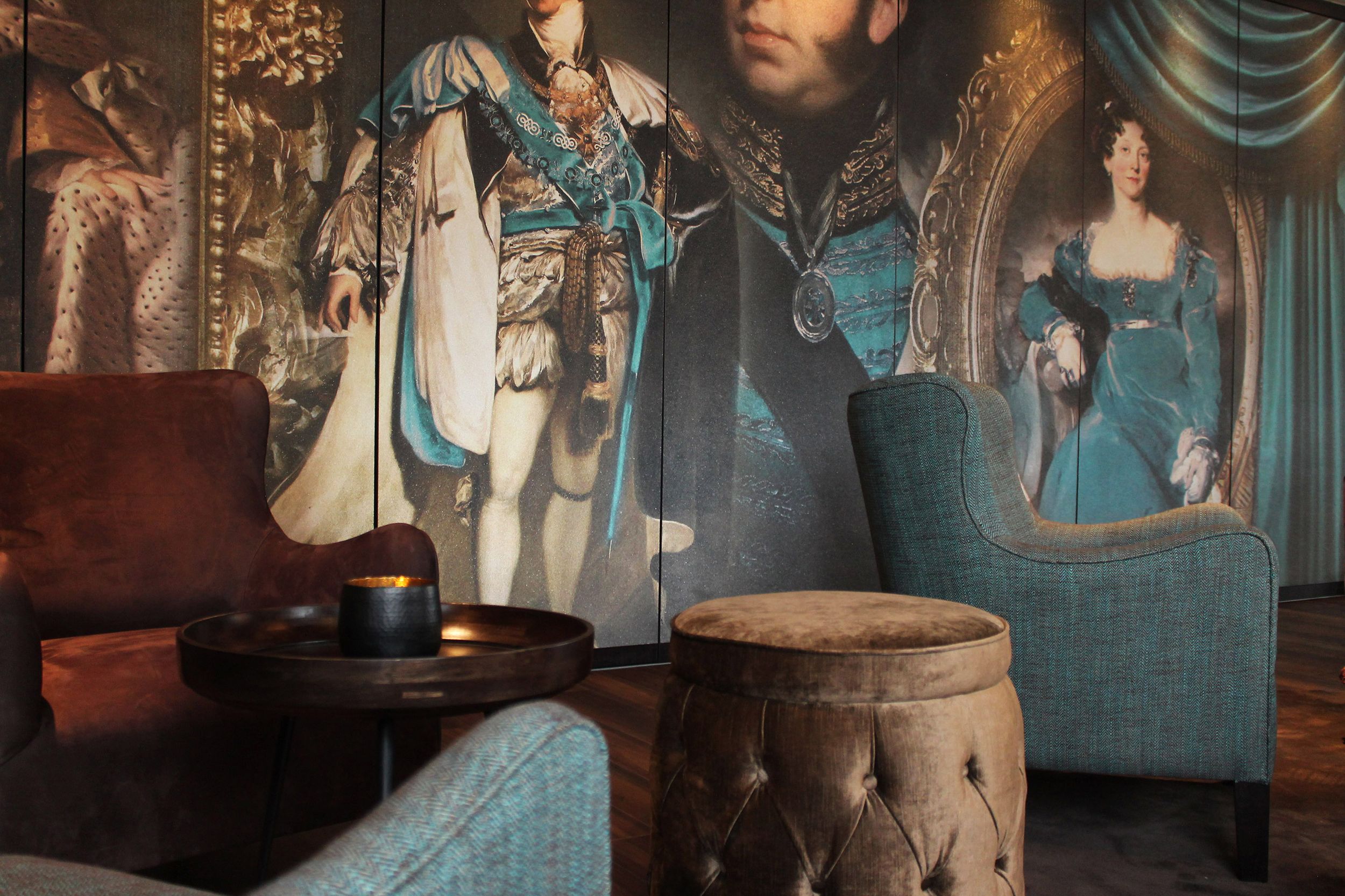 Designhotel Edinburgh Princes Motel One Lounge Sessel und Hocker vor royaler Tapete