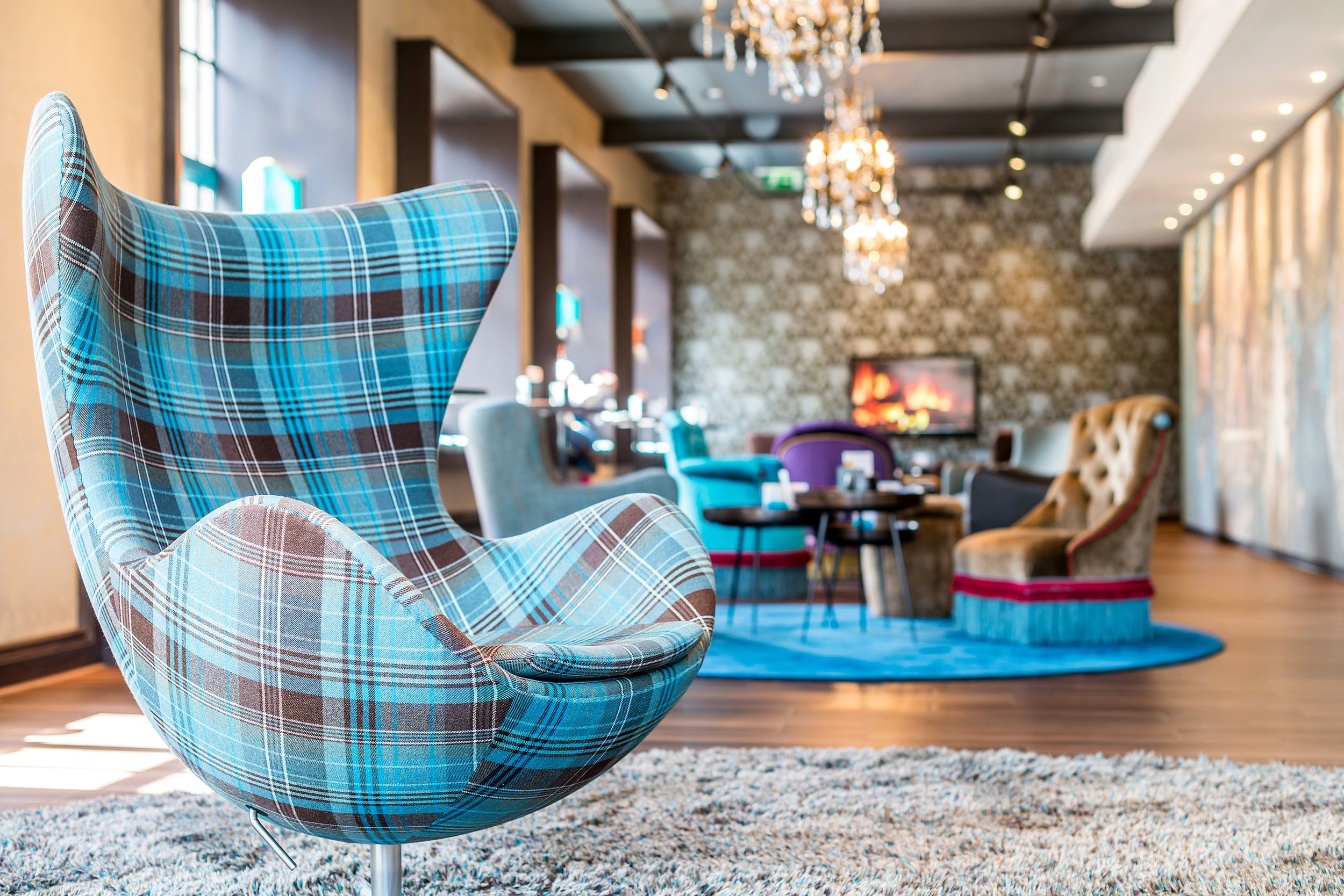 Designhotel Edinburgh Princes Motel One helle Lounge mit Egg Chair in Schottenkaro im Vordergrund