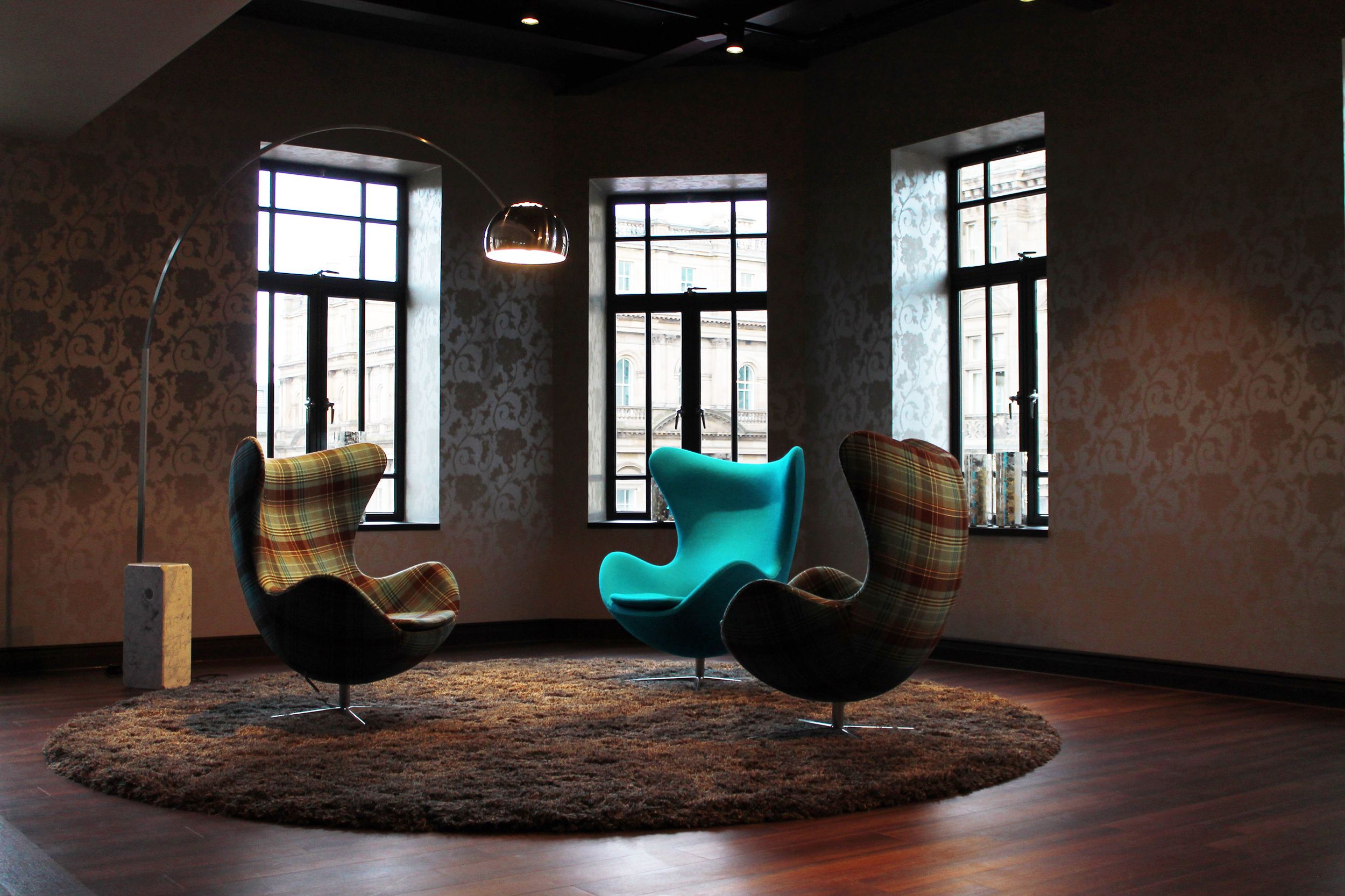 Design Hotel Edinburgh Princes Motel One zwei Egg Chairs in Schottenkaro sowie ein Egg Chair in türkis