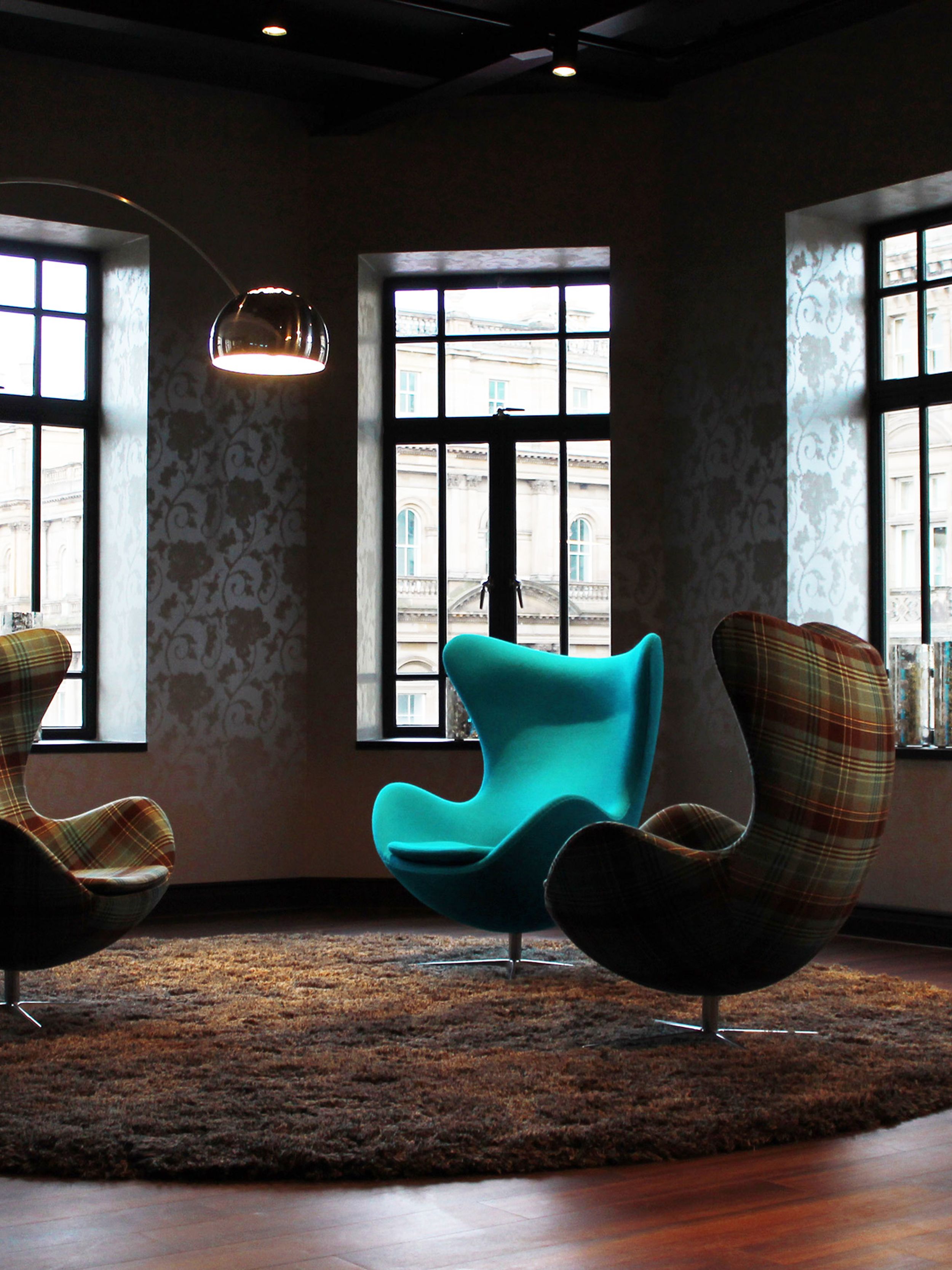 Design Hotel Edinburgh Princes Motel One zwei Egg Chairs in Schottenkaro sowie ein Egg Chair in türkis
