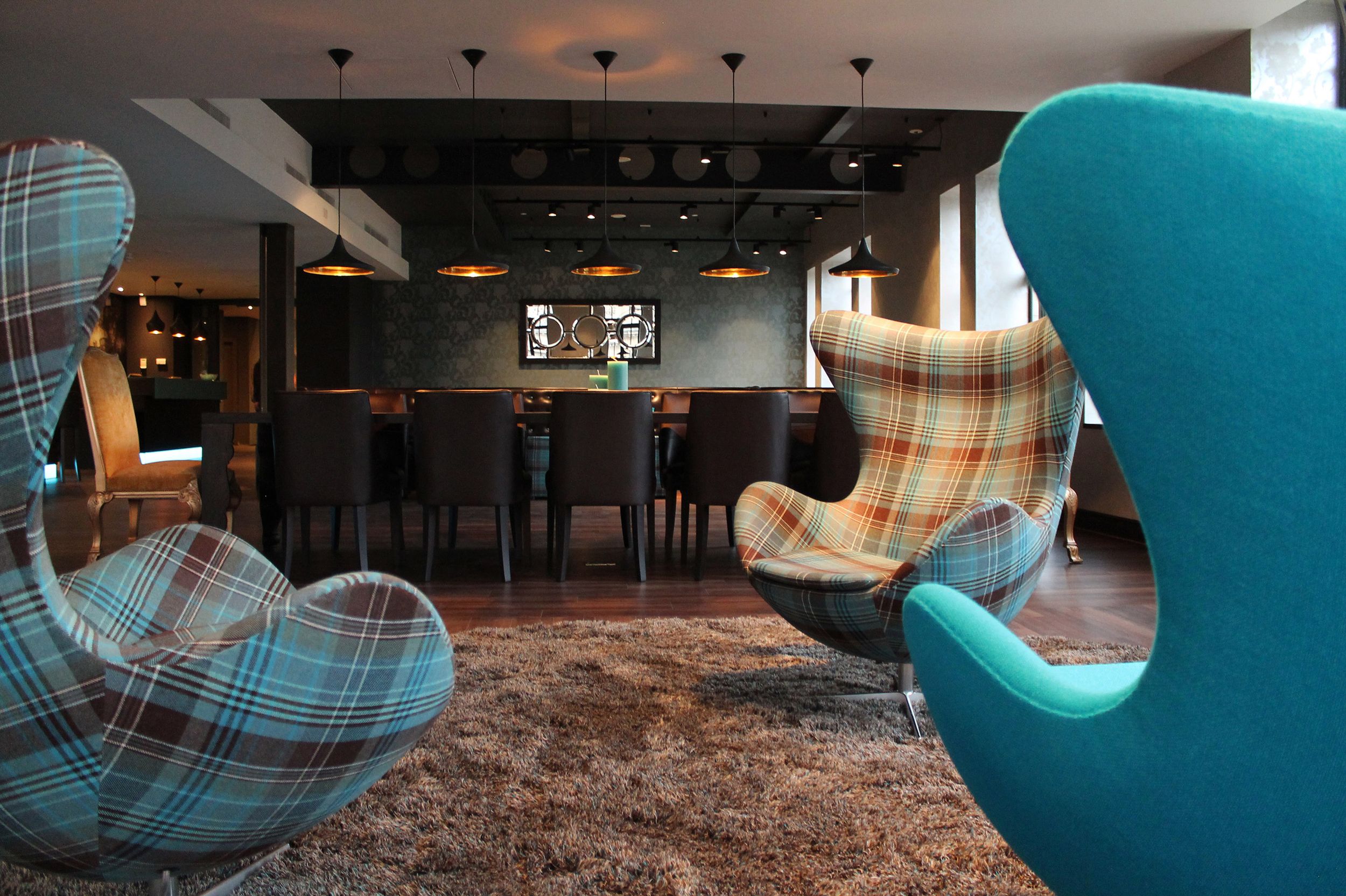 Designhotel Edinburgh Princes Motel One Lounge mit drei Egg Chairs im Vordergrund