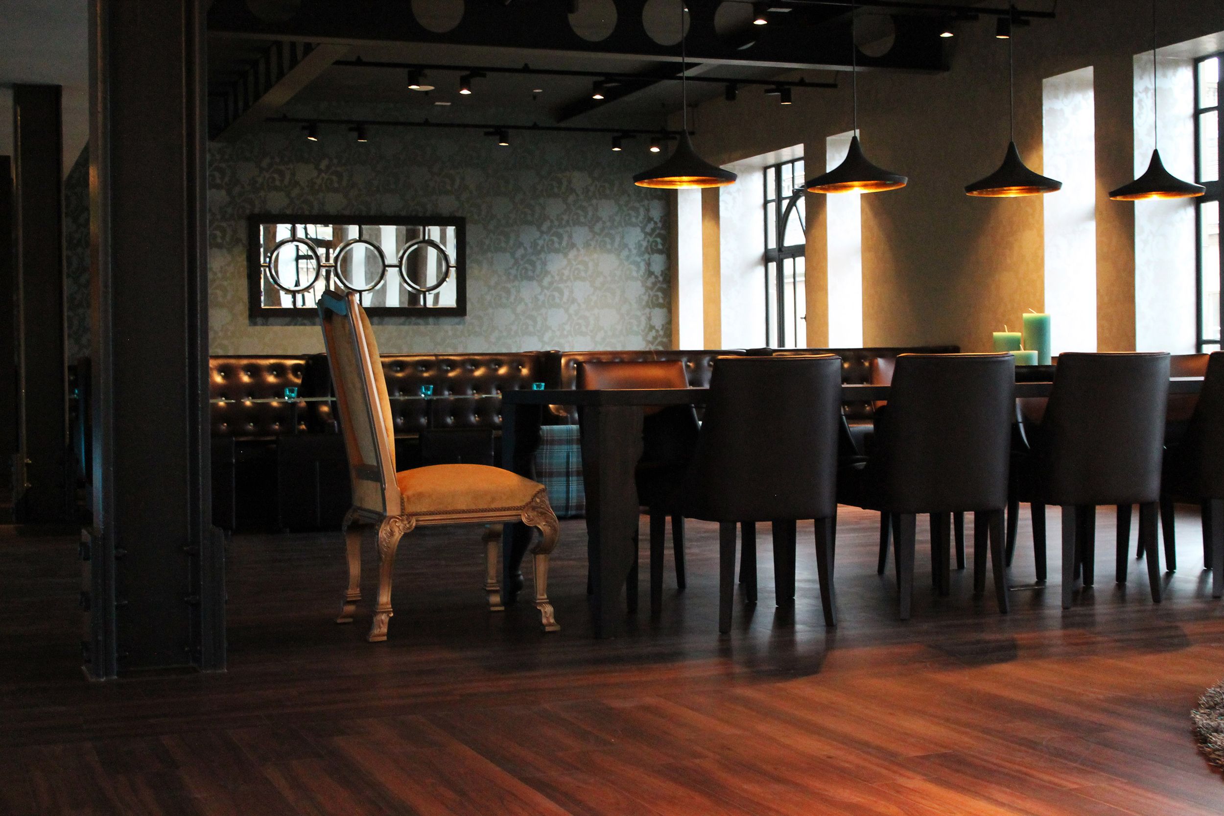 Designhotel Edinburgh Princes Motel One großer Raum mit langem Tisch und mehreren Stühlen