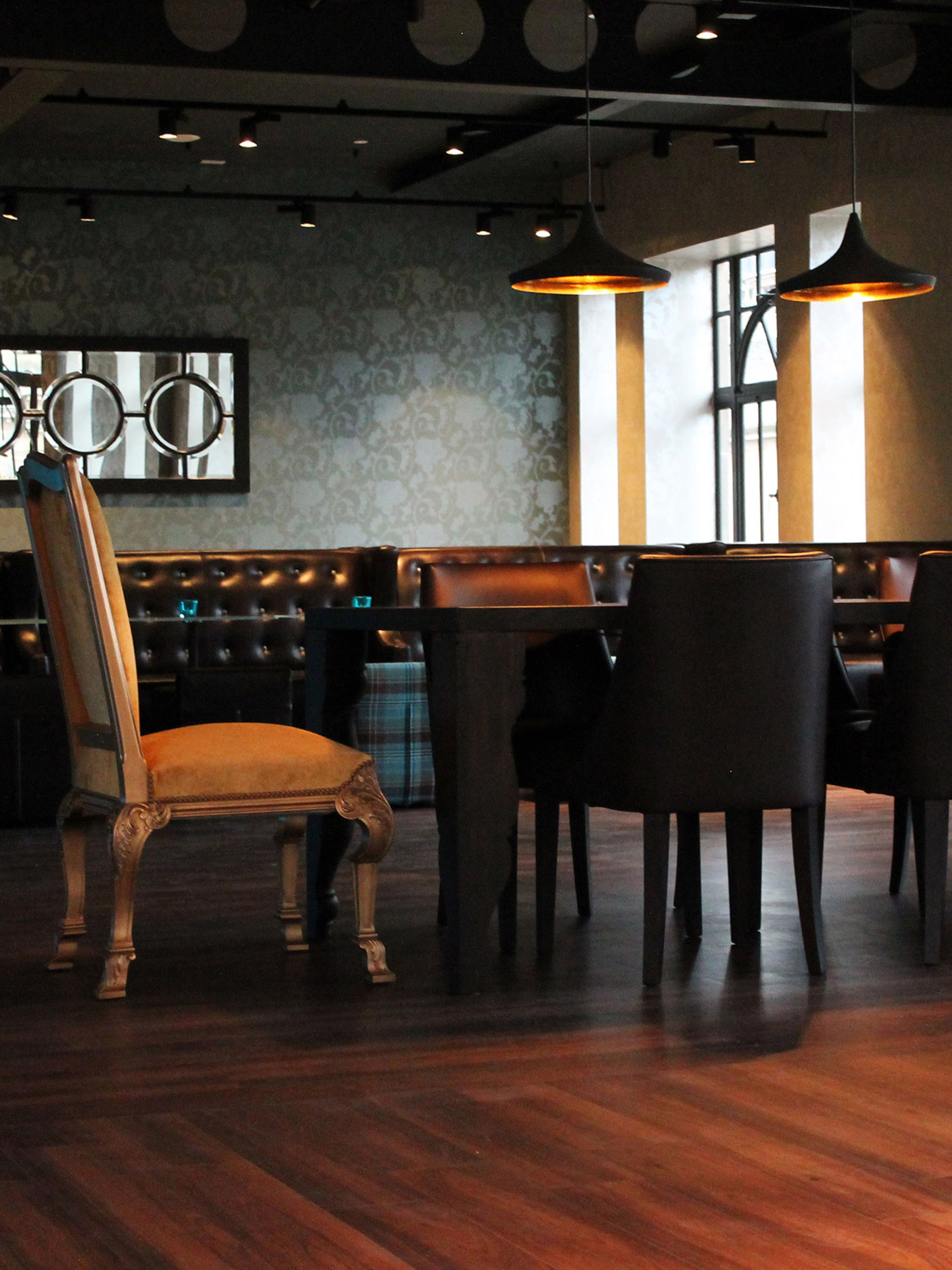 Designhotel Edinburgh Princes Motel One großer Raum mit langem Tisch und mehreren Stühlen