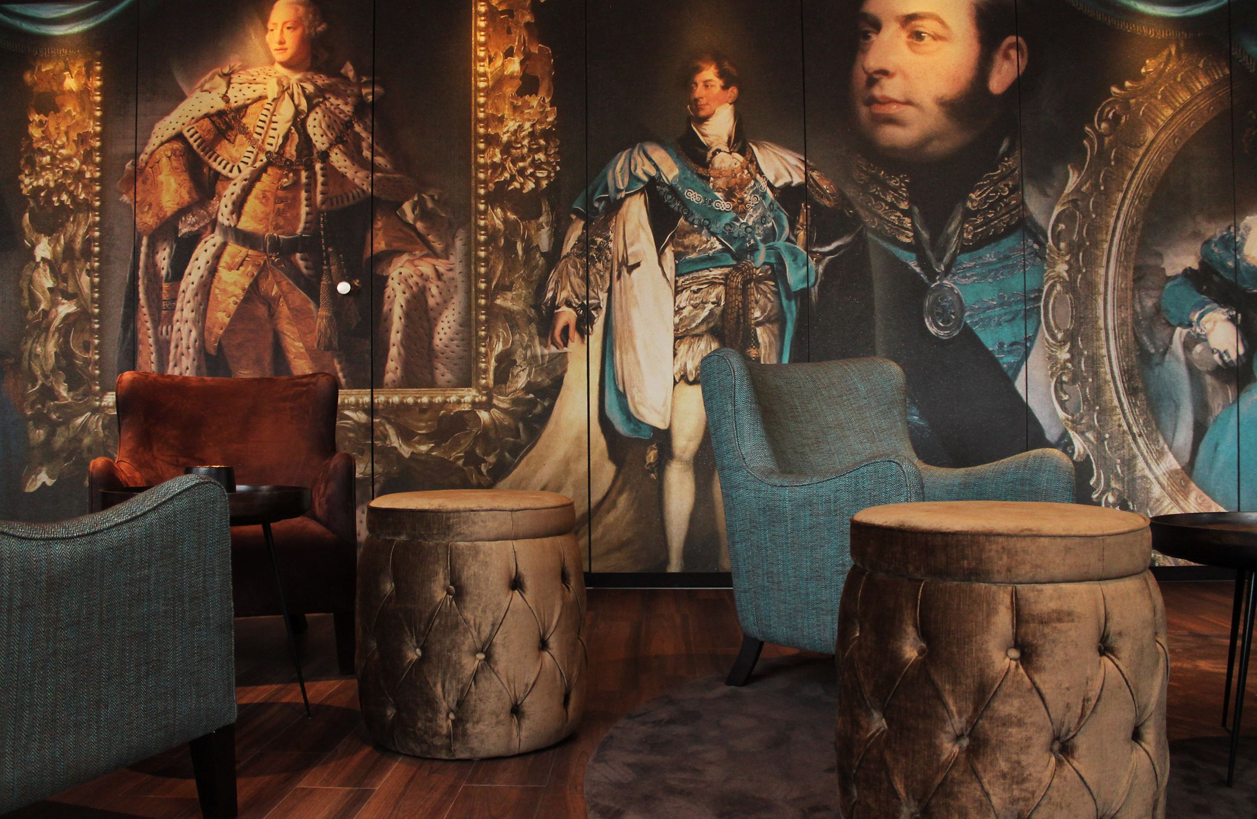 Designhotel Edinburgh Princes Motel One mehrere Sessel und Hocker vor royaler Wand