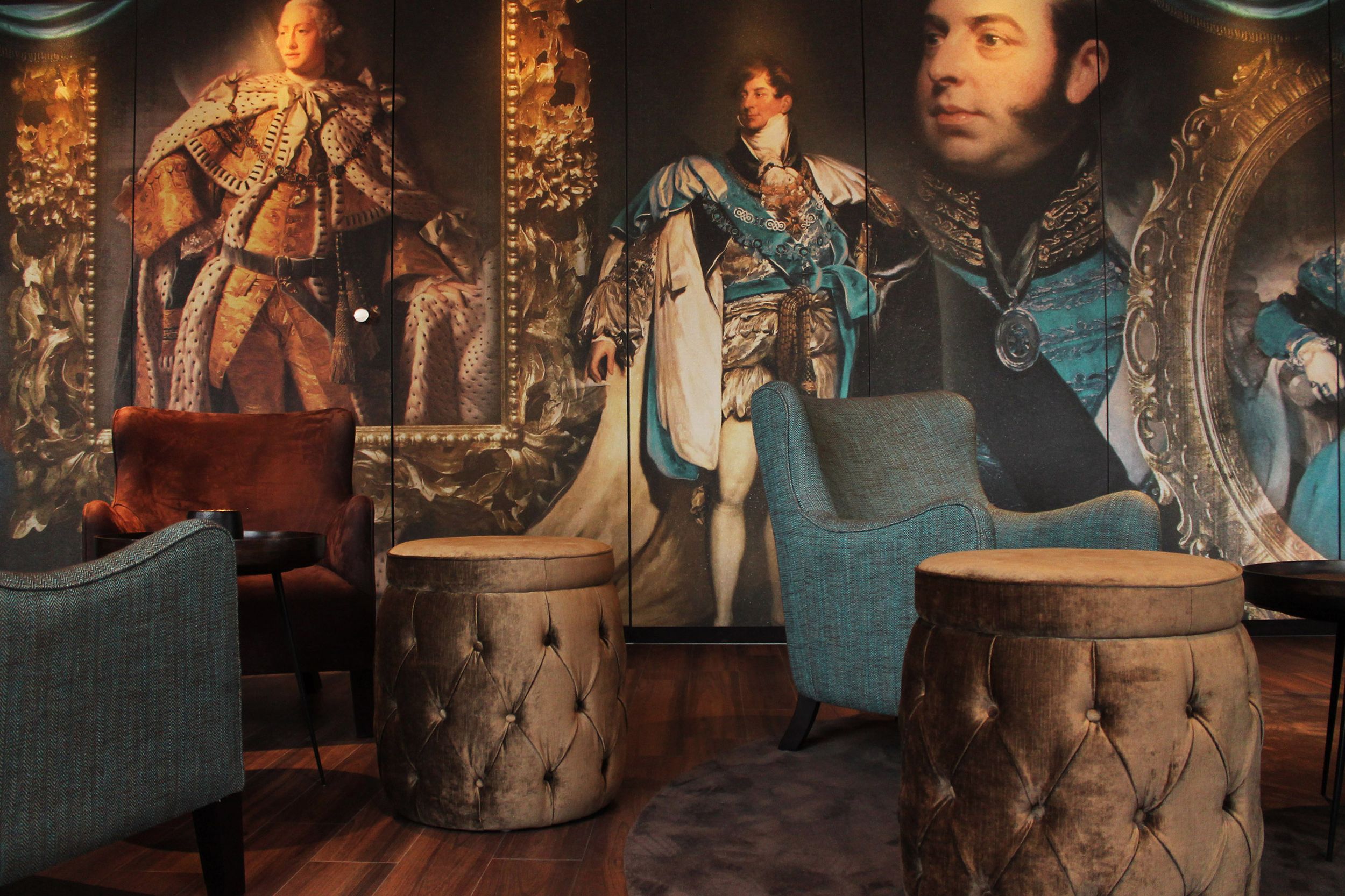 Designhotel Edinburgh Princes Motel One mehrere Sessel und Hocker vor royaler Wand