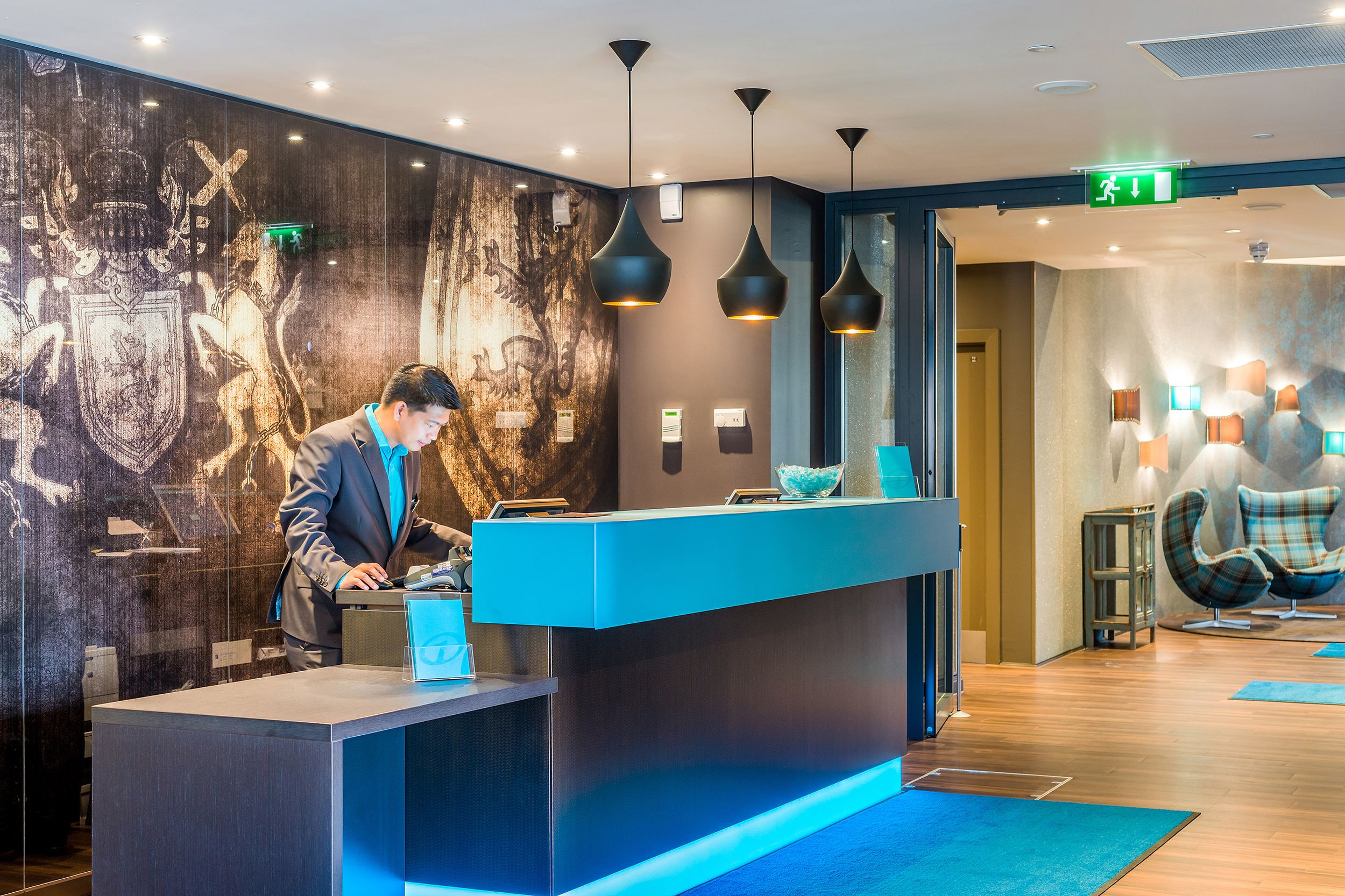 Designhotel Edinburgh Princes Motel One Rezeption mit Mitarbeiter bei der Arbeit