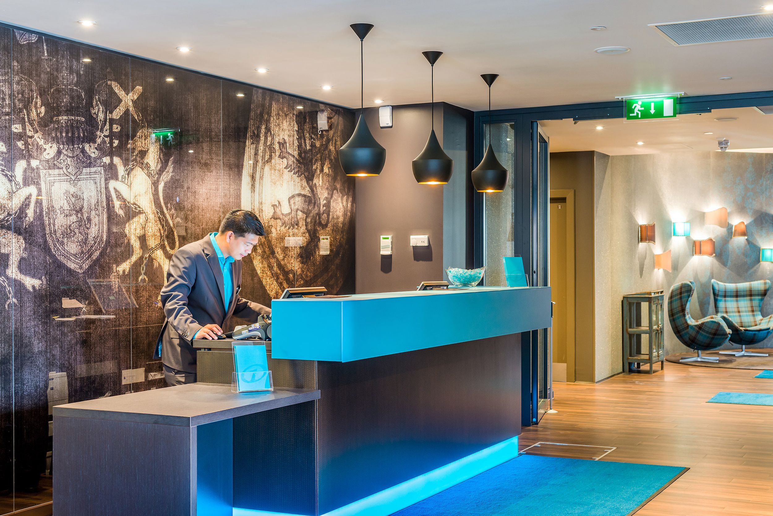Designhotel Edinburgh Princes Motel One Rezeption mit Mitarbeiter bei der Arbeit