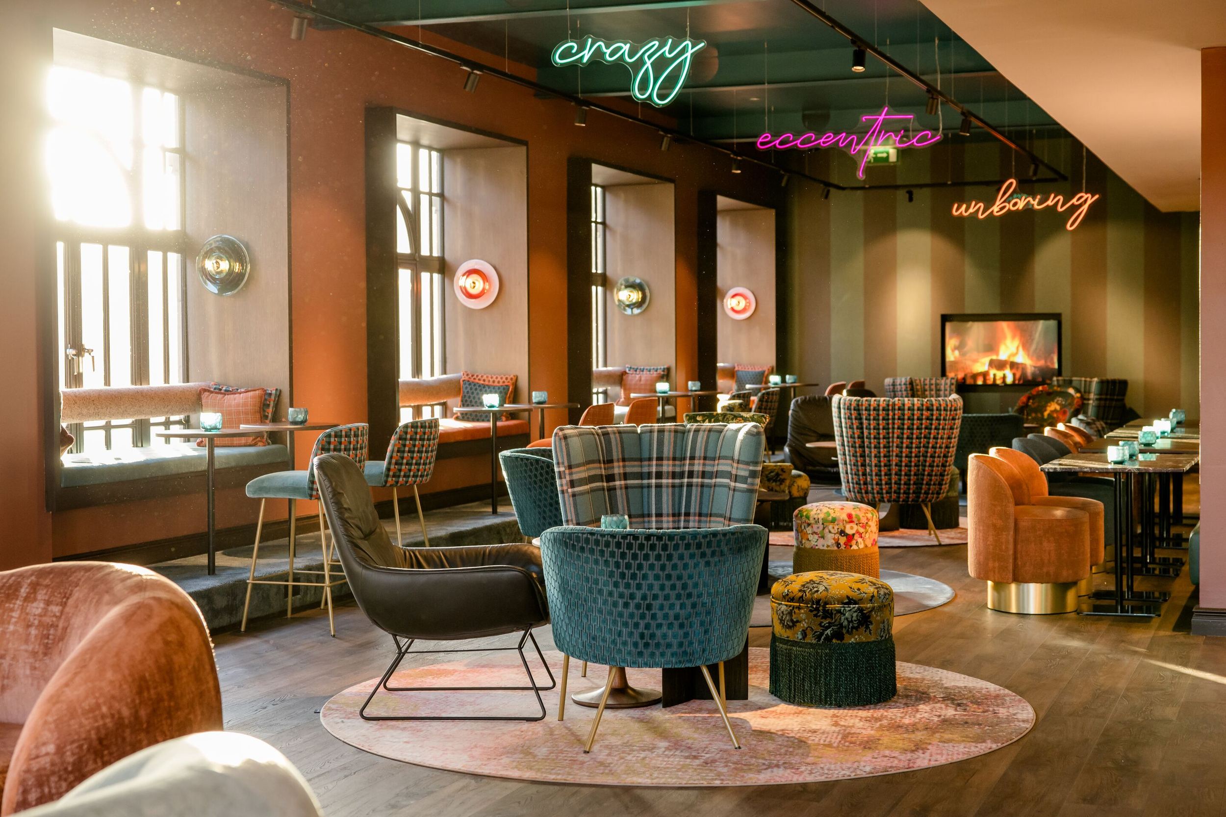 Design Hotel Edinburgh Princes Motel One Lounge mit Sonneneinstrahlung und mehreren Sitzgelegenheiten