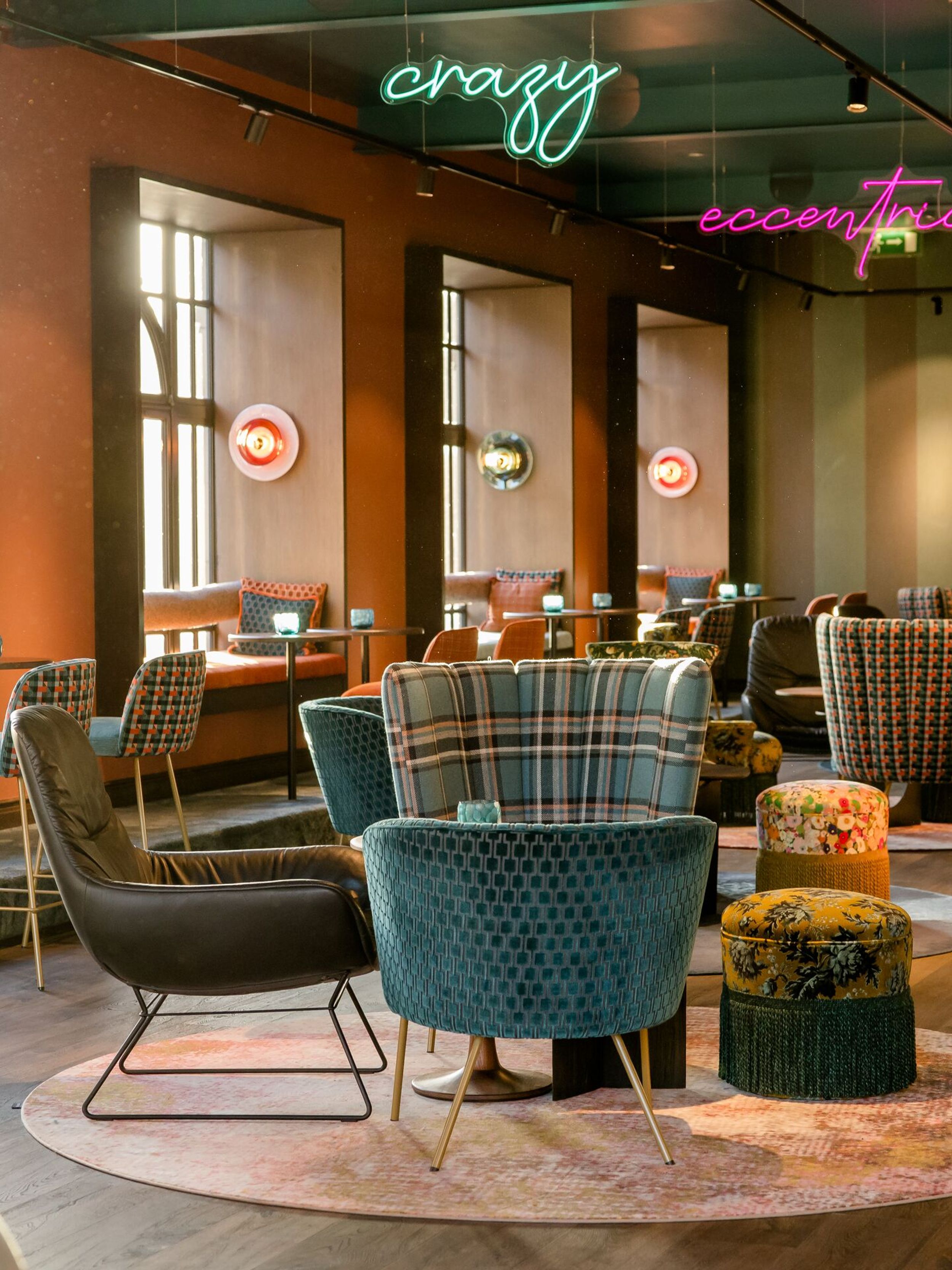 Design Hotel Edinburgh Princes Motel One Lounge mit Sonneneinstrahlung und mehreren Sitzgelegenheiten