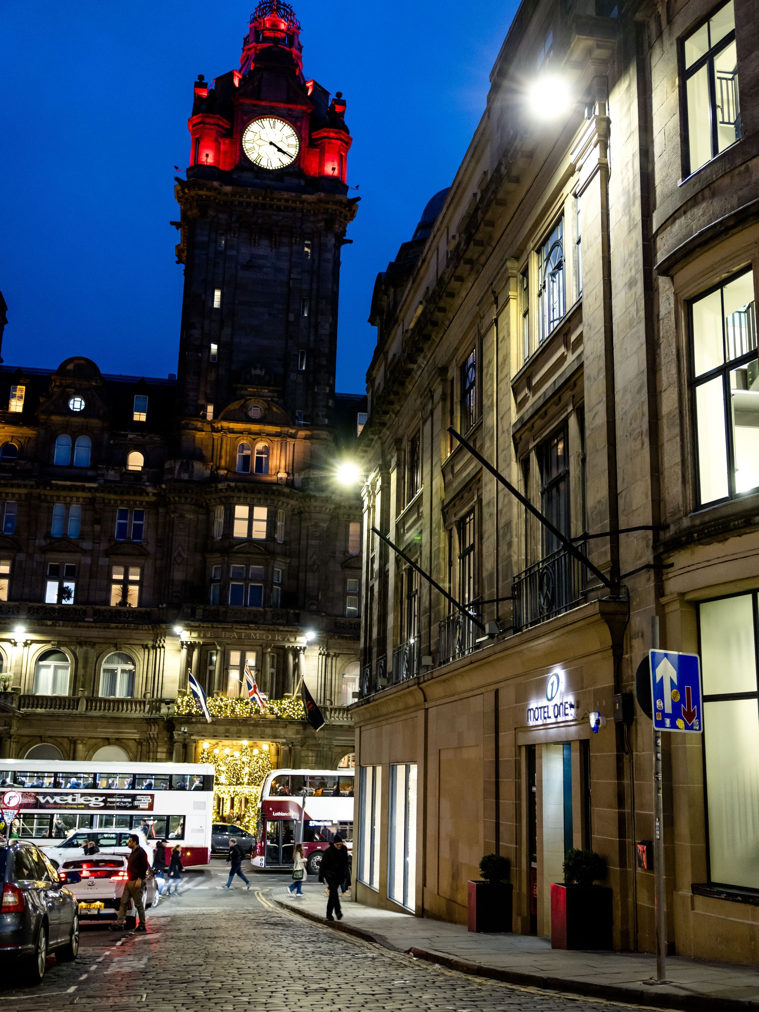 Designhotel Edinburgh Princes Motel One Fassade bei Abend