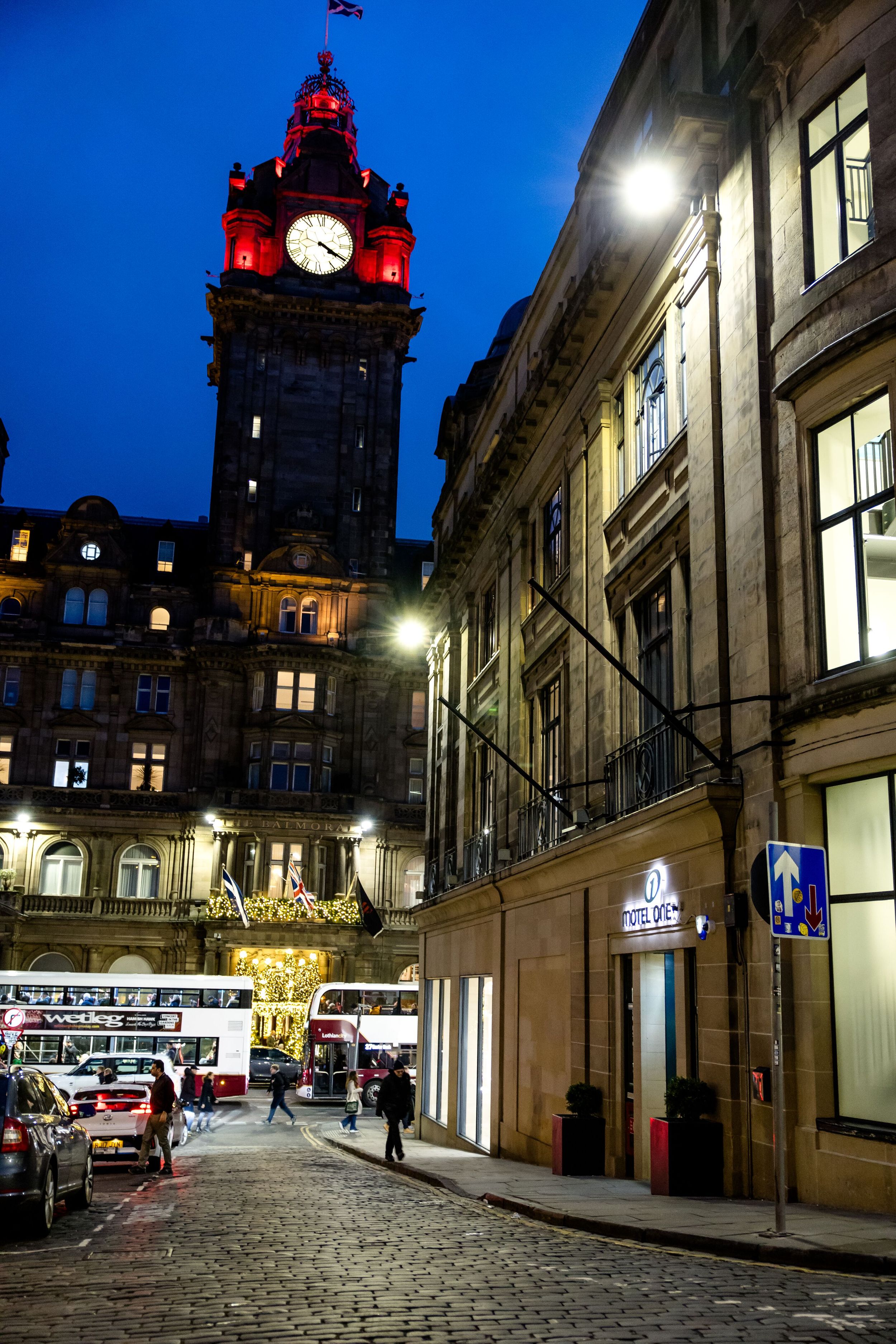 Designhotel Edinburgh Princes Motel One Fassade bei Abend