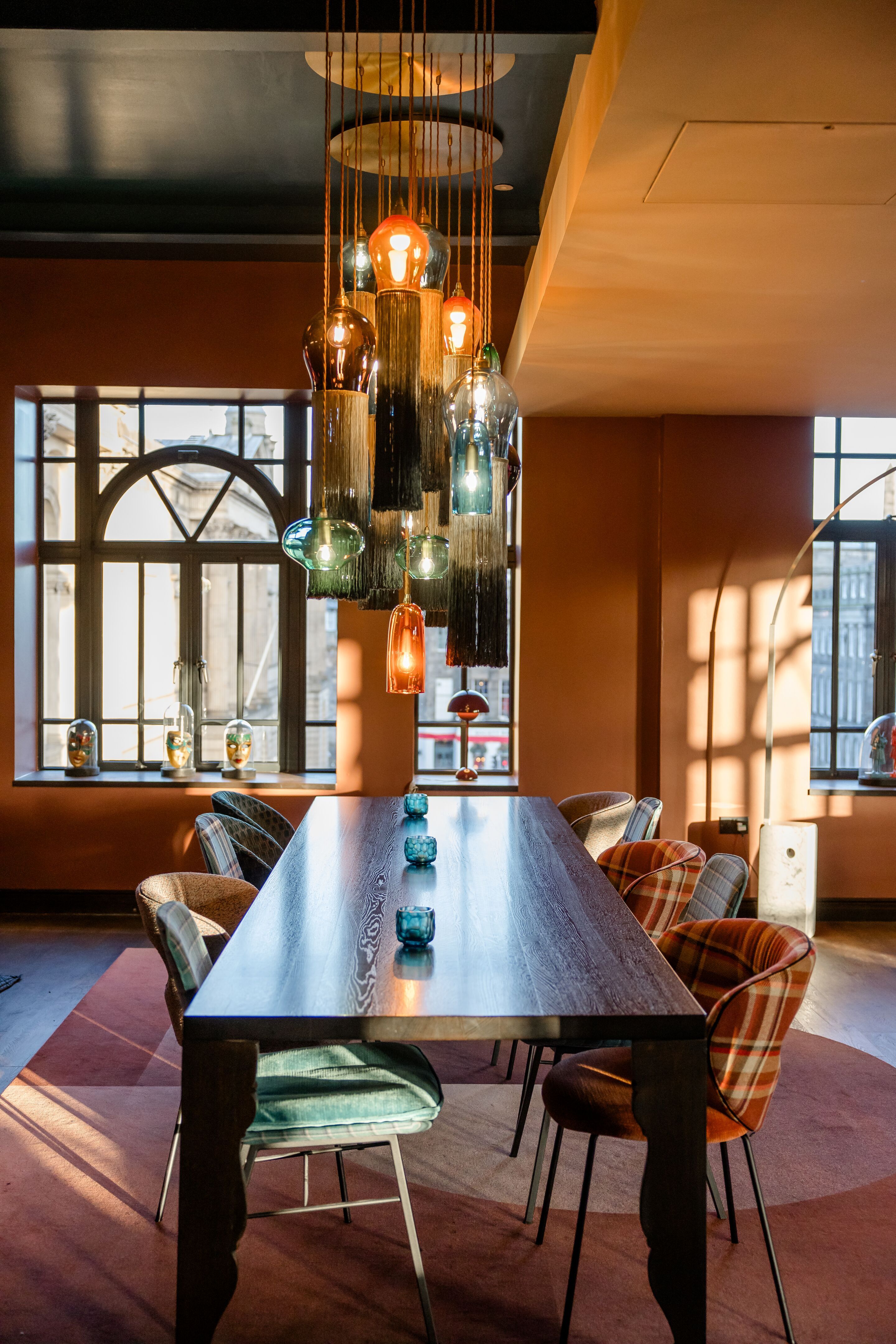 Designhotel Edinburgh Princes Motel One heller Raum mit großem Tisch und zehn unterschiedlichen Stühlen