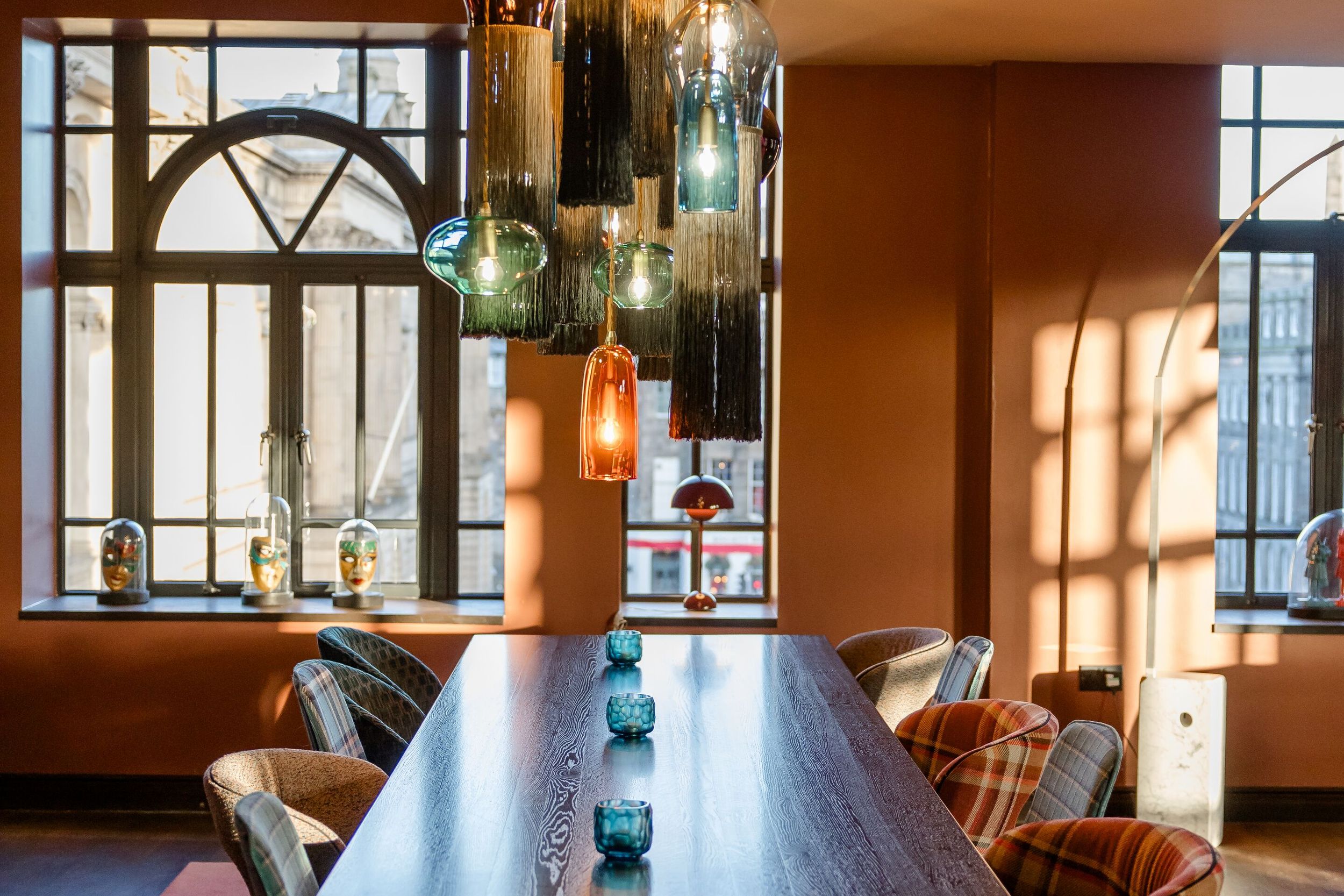 Designhotel Edinburgh Princes Motel One heller Raum mit großem Tisch und zehn unterschiedlichen Stühlen