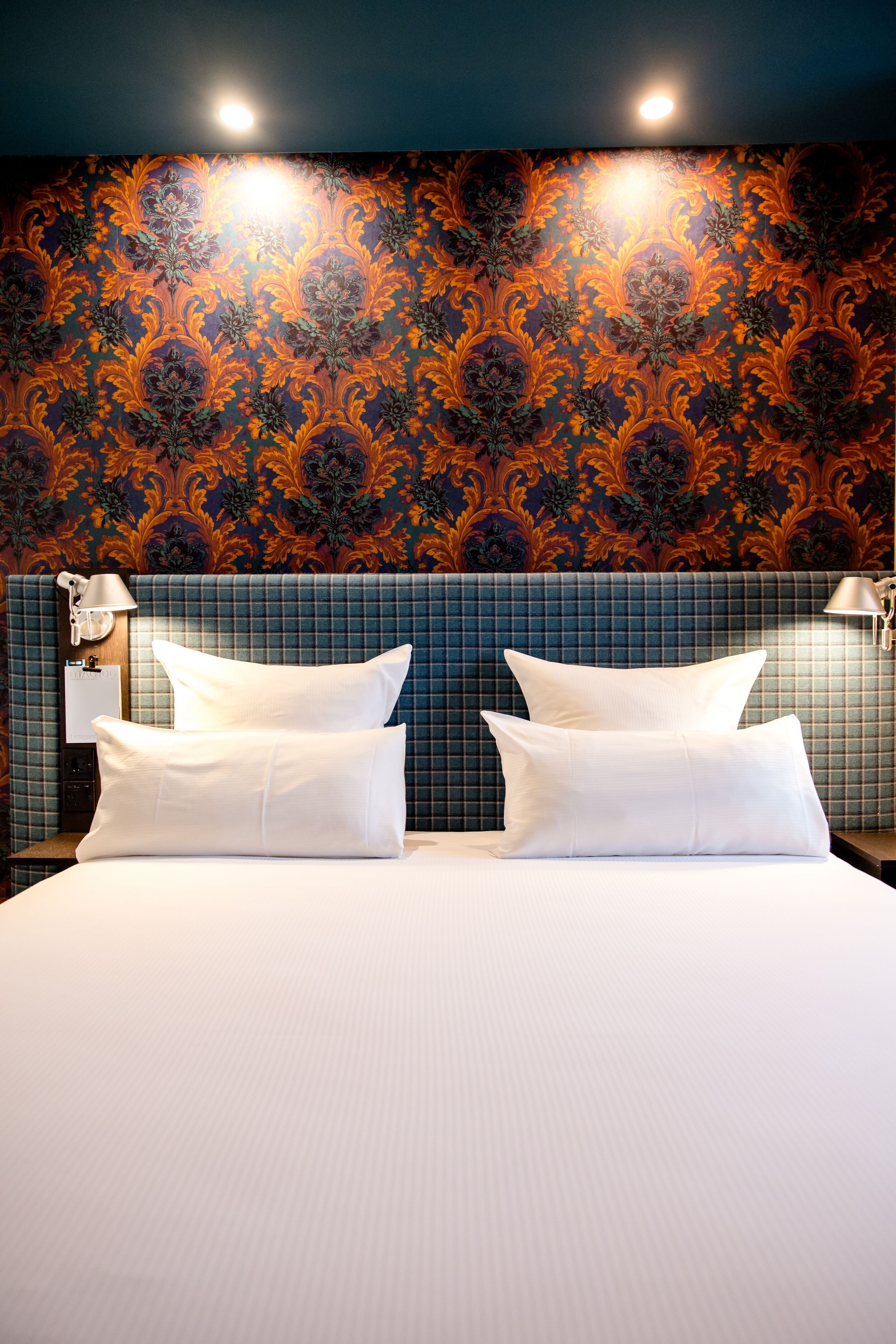 Designhotel Edinburgh Princes Motel One Zimmer mit Blick auf ein komfortables Doppelbett mit weißen Bezügen