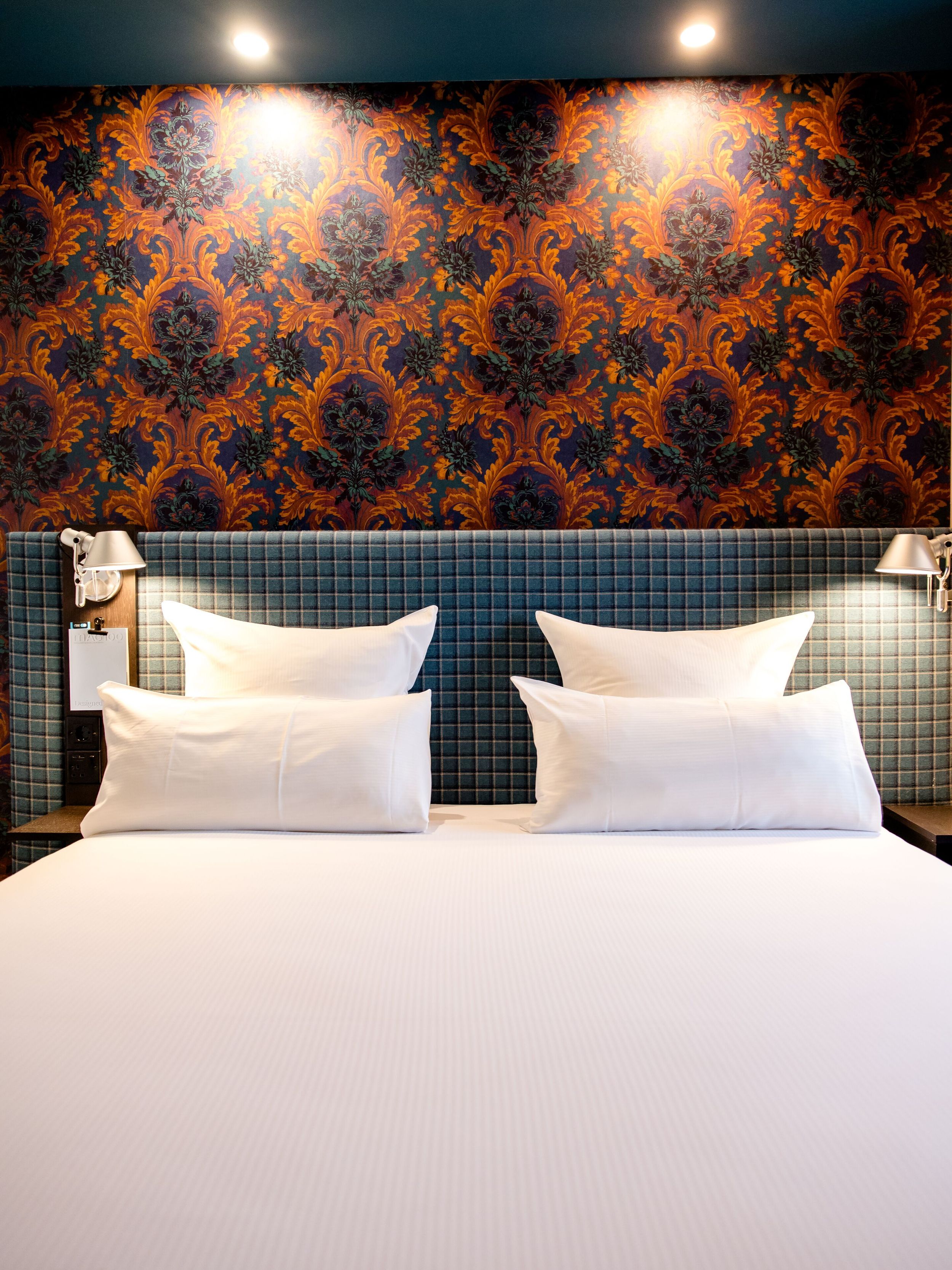 Designhotel Edinburgh Princes Motel One Zimmer mit Blick auf ein komfortables Doppelbett mit weißen Bezügen