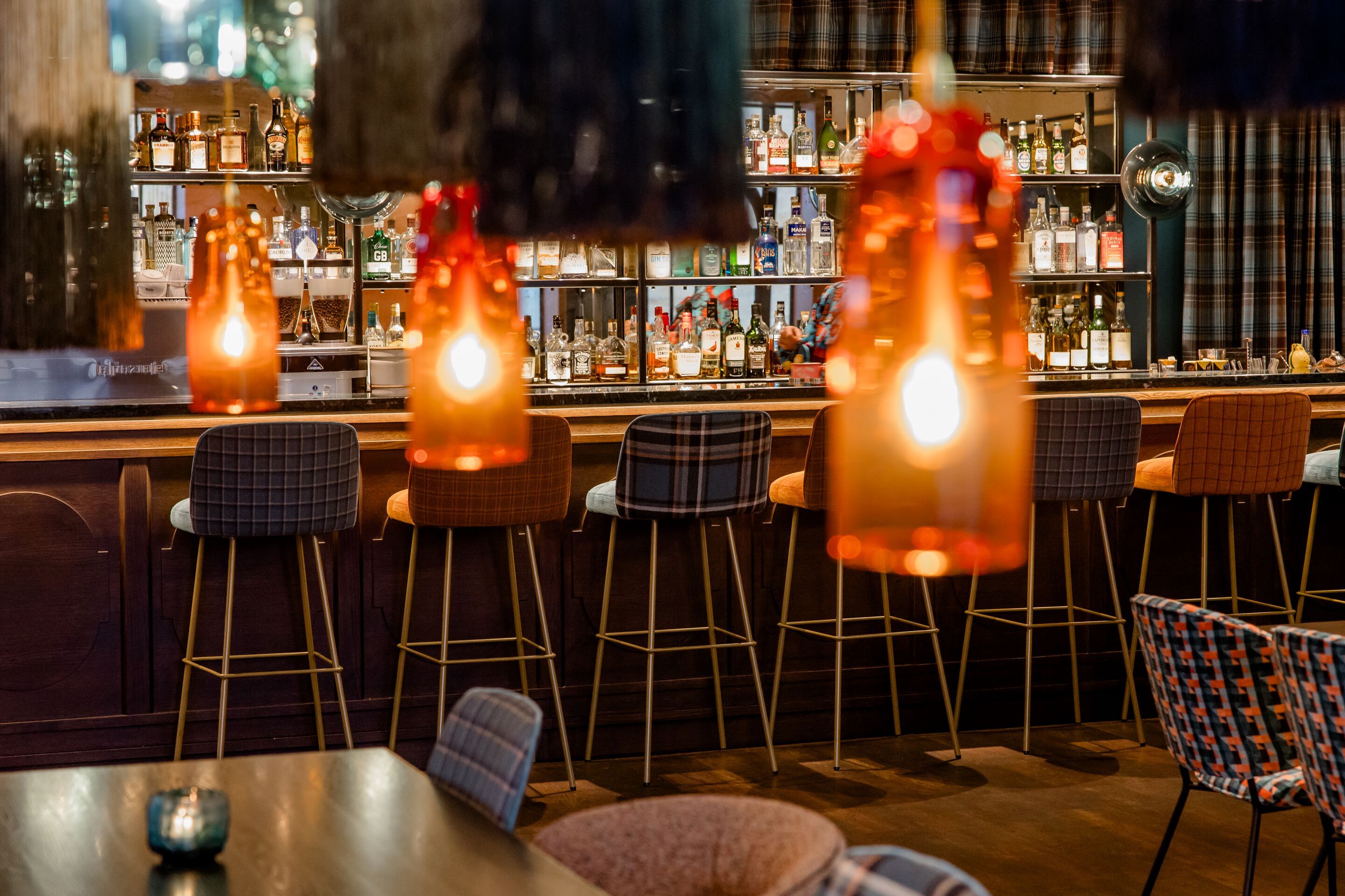Hotel Edinburgh Princes Motel One Blick durch Lampen hindurch auf die Bar mit Barhockern