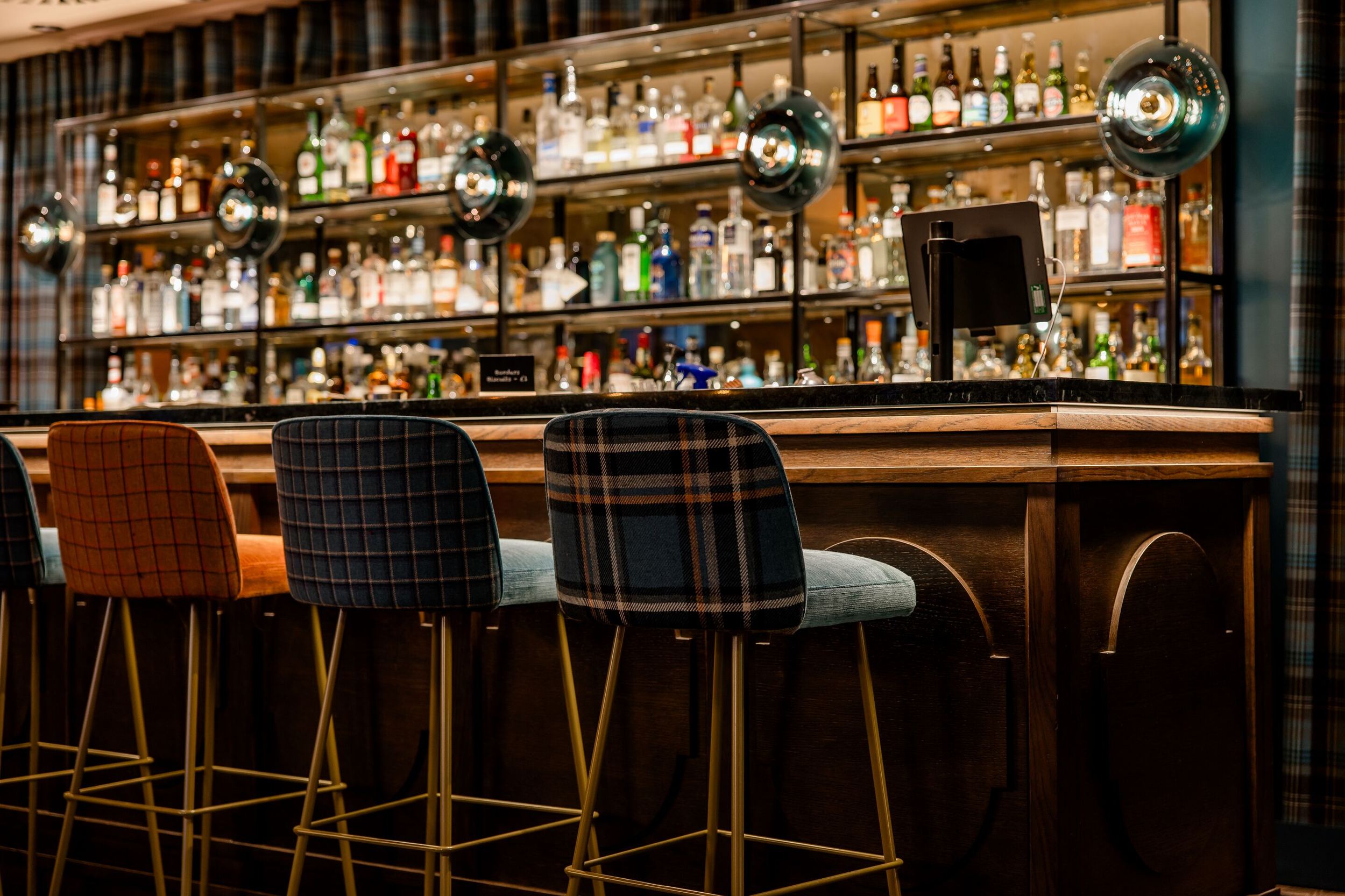 Designhotel Edinburgh Princes Motel One Blick auf Barhocker an dem Tresen einer großen Bar