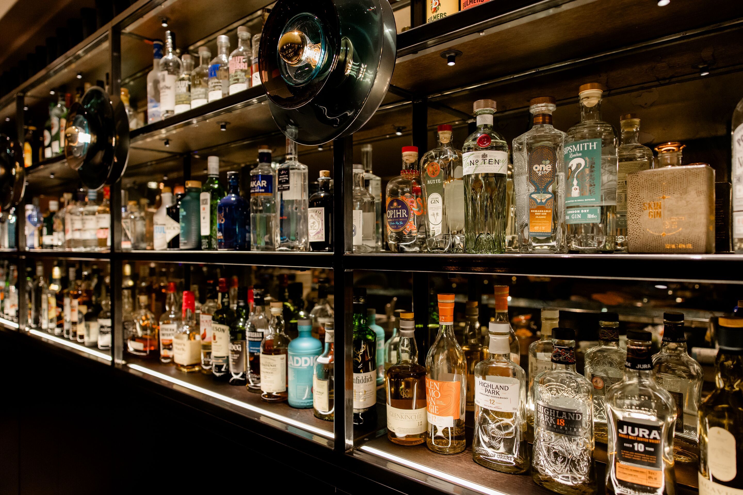Hotel Edinburgh Princes Motel One Bar mit Blick auf ein großes Regal mit Spirituosen