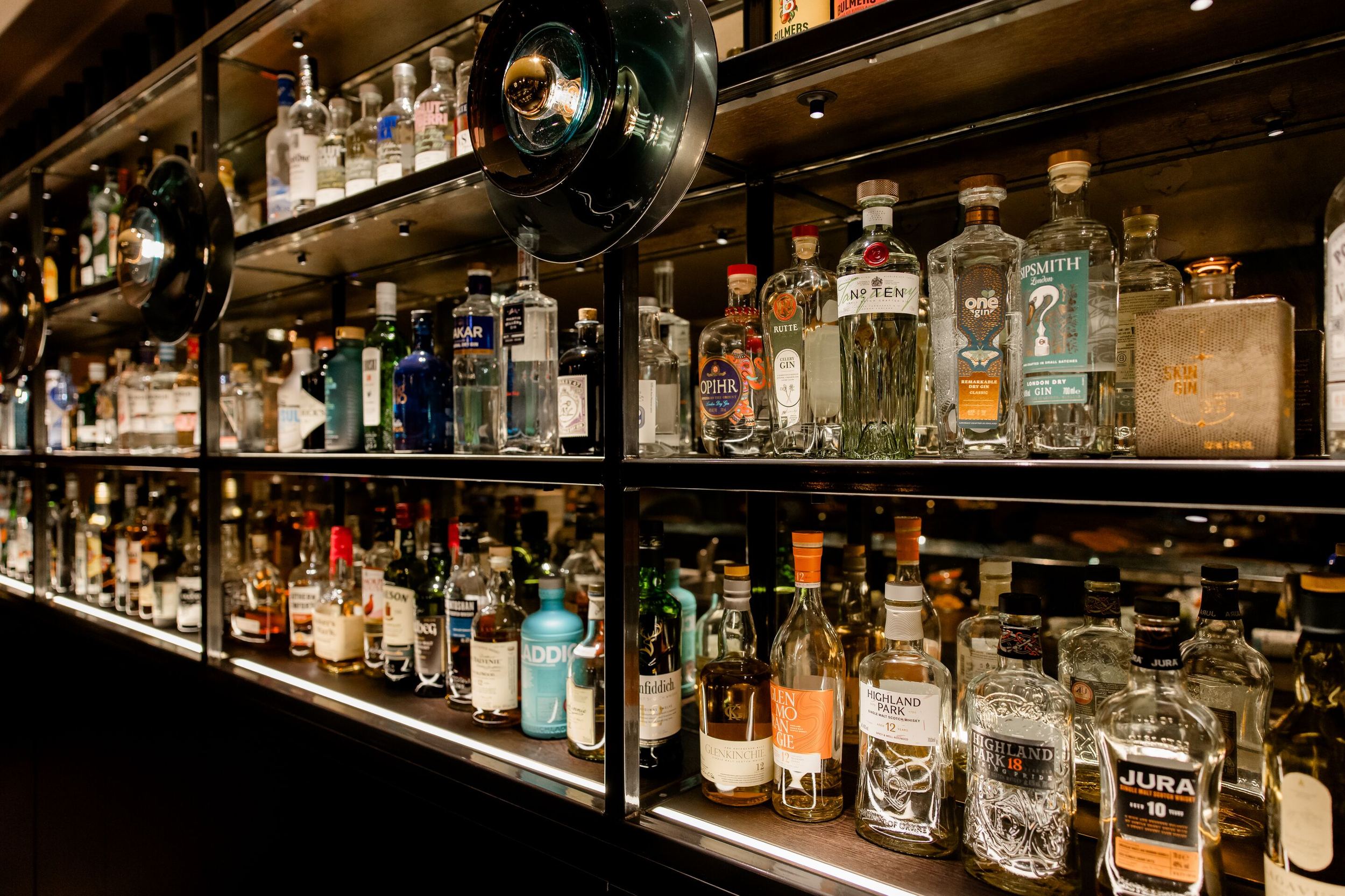 Hotel Edinburgh Princes Motel One Bar mit Blick auf ein großes Regal mit Spirituosen