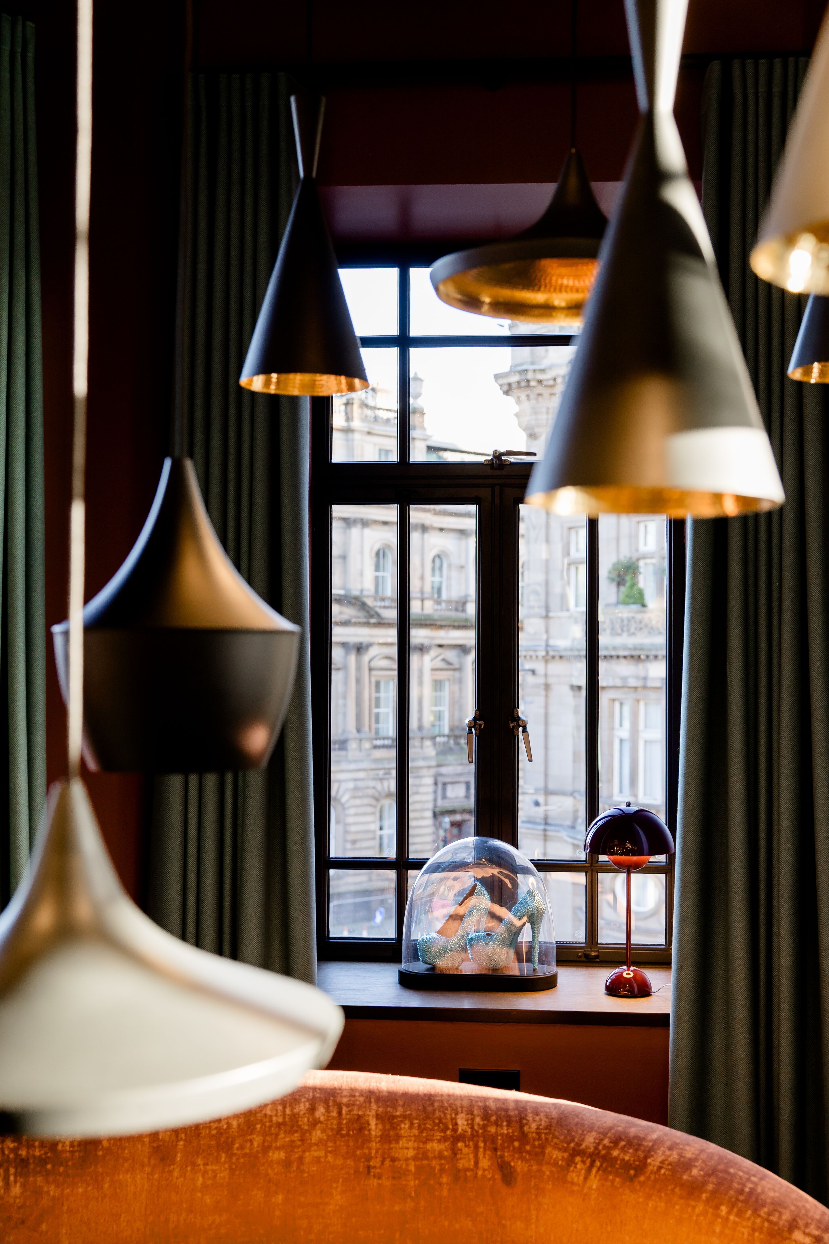 Hotel Edinburgh Princes Motel One Blick auf Hängelampen und ein großes Fenster mit Deko auf dem Fensterbrett