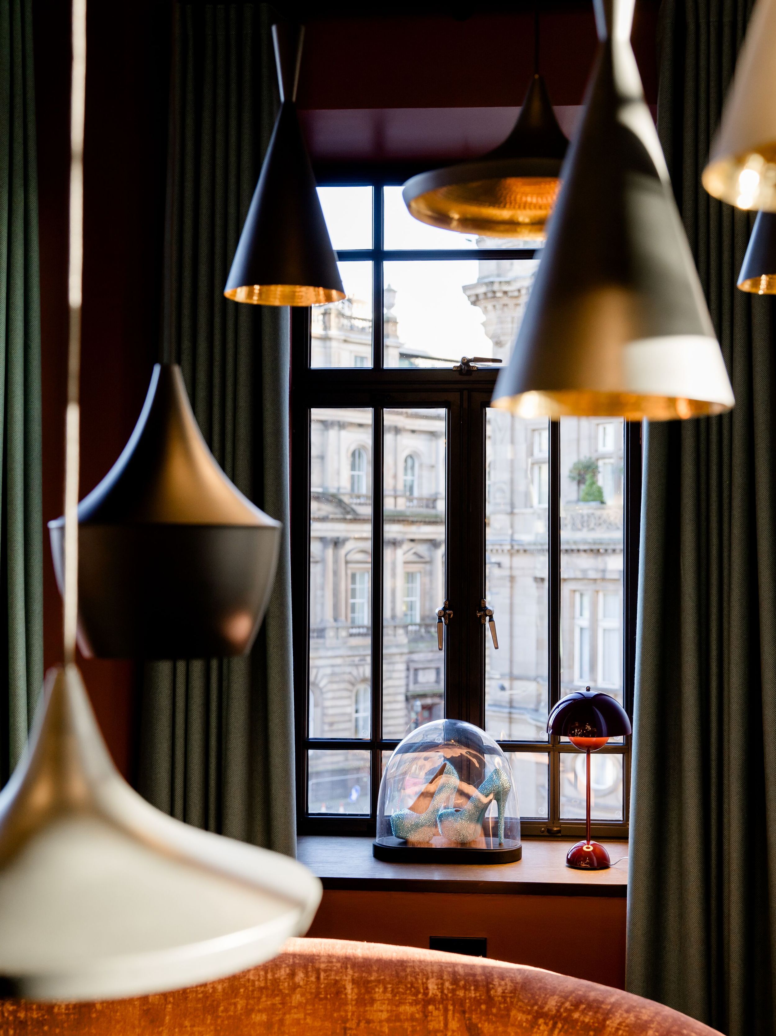 Hotel Edinburgh Princes Motel One Blick auf Hängelampen und ein großes Fenster mit Deko auf dem Fensterbrett