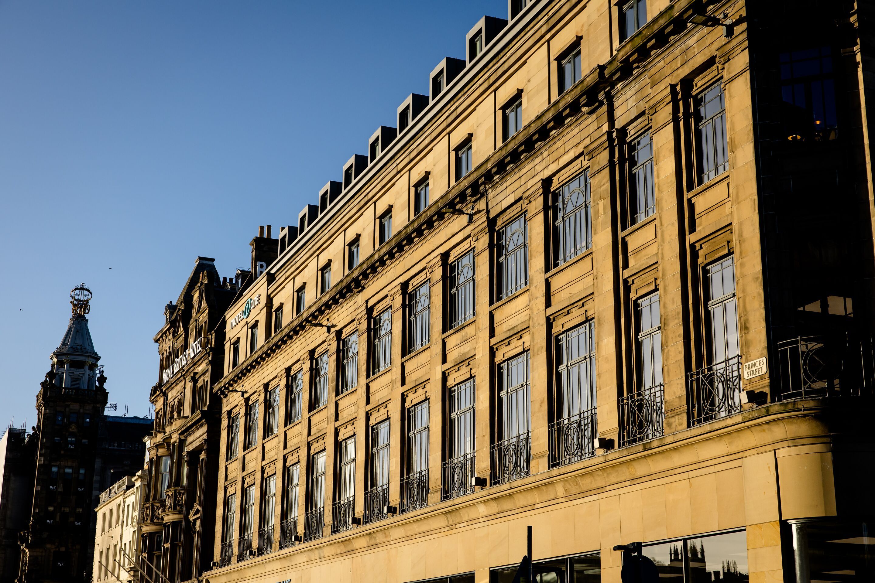 Hotel Edinburgh Princes Motel One Fassade mit Sonnenschein