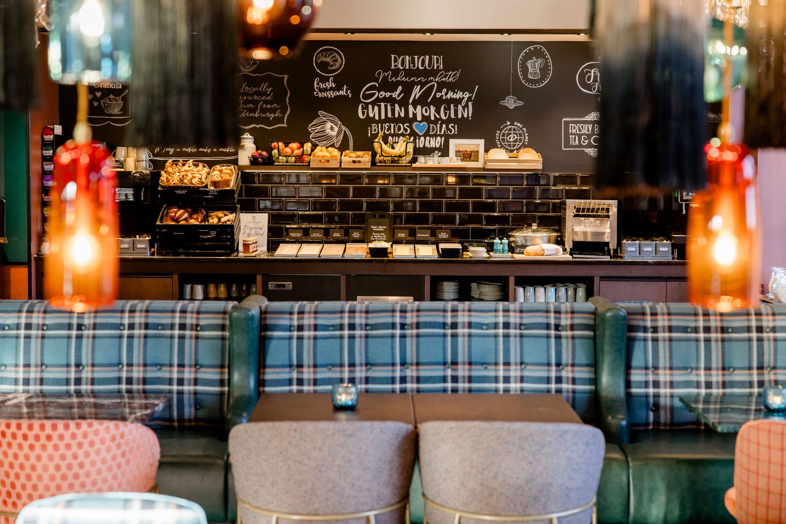 Hotel Edinburgh Princes Motel One Frühstück mit Blick über Sitzgelegenheiten auf Buffet