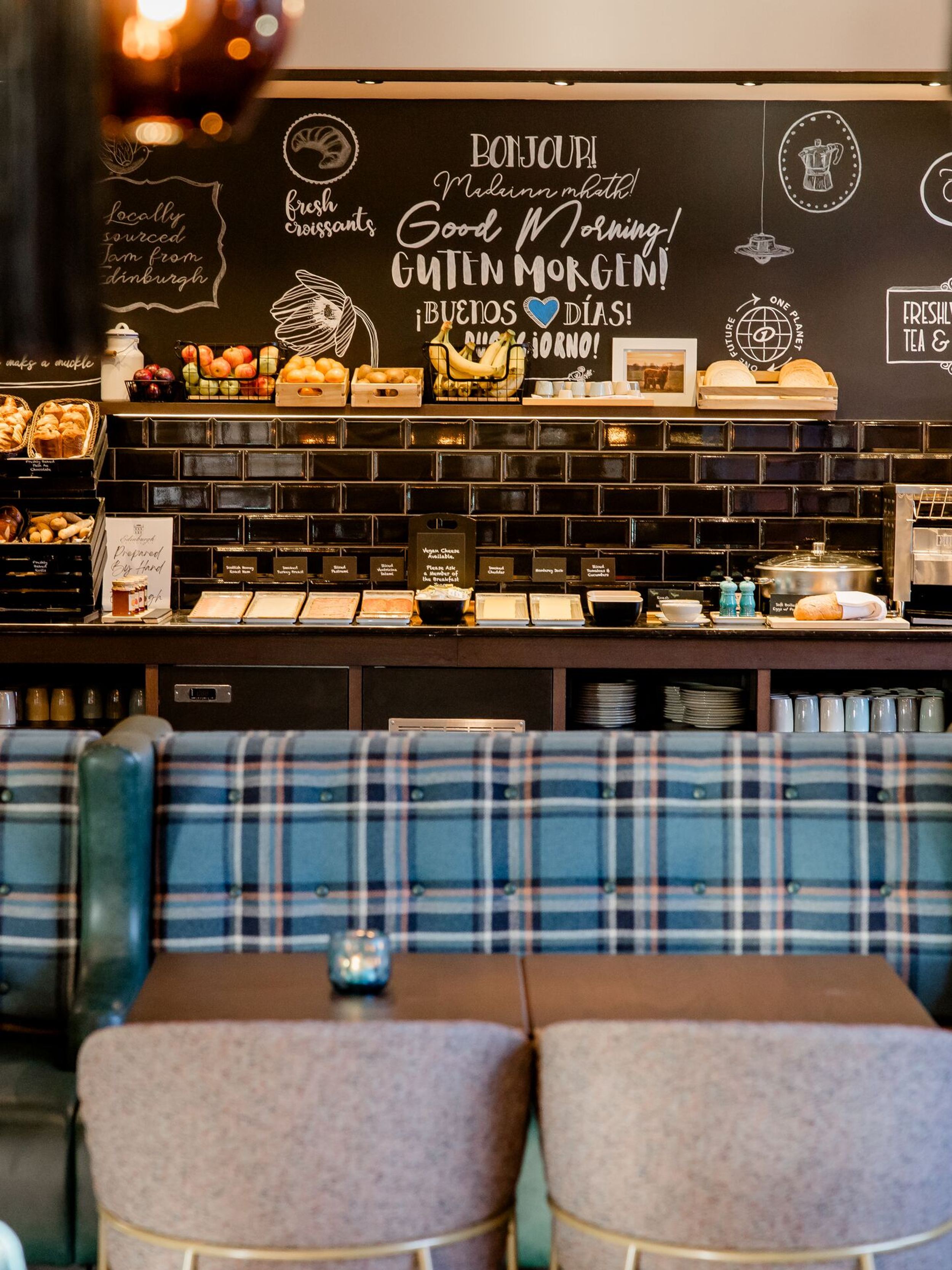 Hotel Edinburgh Princes Motel One Frühstück mit Blick über Sitzgelegenheiten auf Buffet