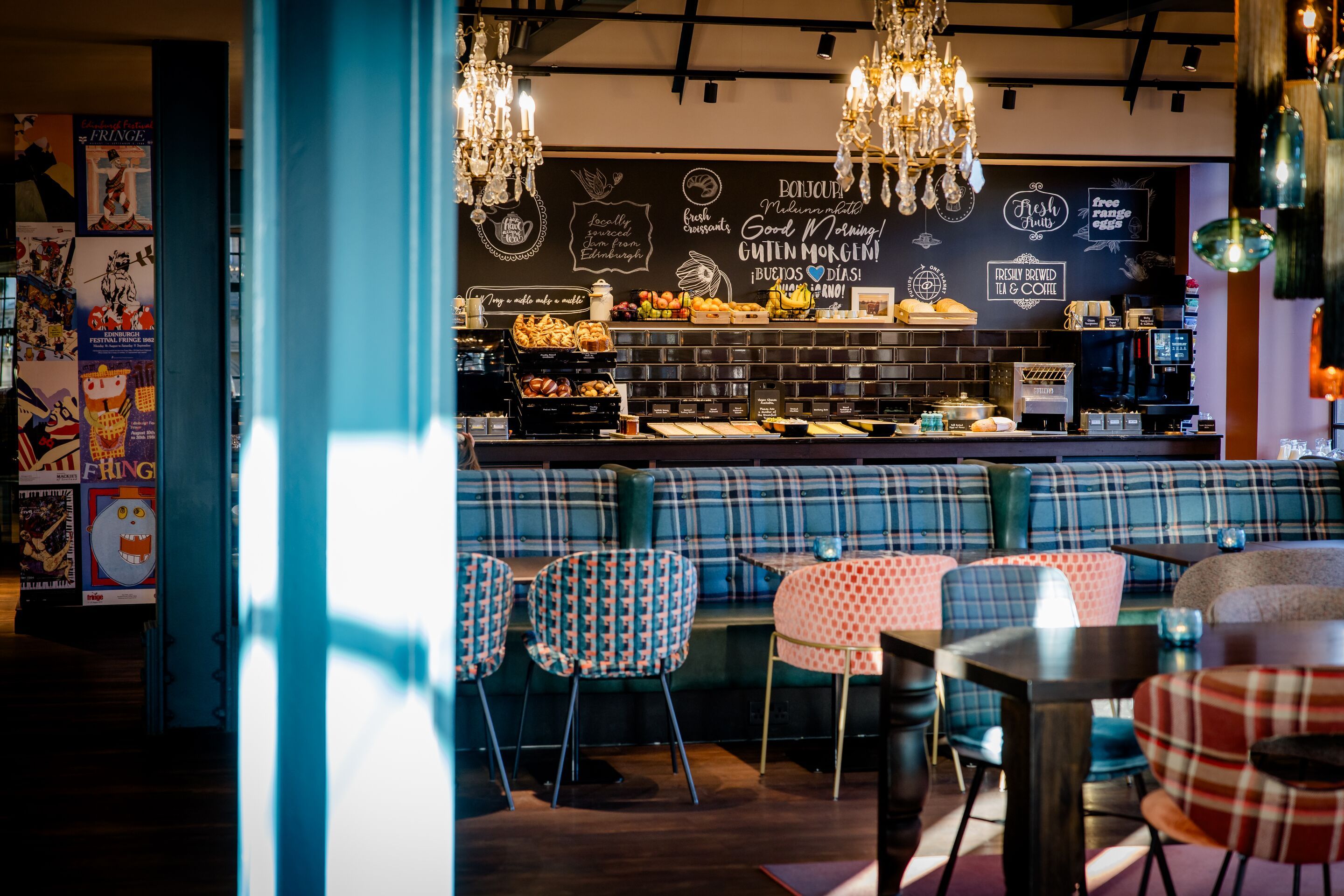 Designhotel Edinburgh Princes Motel One Blick auf ein großes Frühstücksbuffet sowie mehrere Sitzgelegenheiten