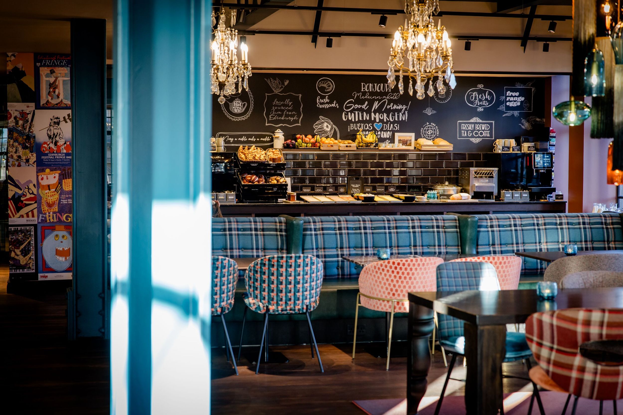 Designhotel Edinburgh Princes Motel One Blick auf ein großes Frühstücksbuffet sowie mehrere Sitzgelegenheiten
