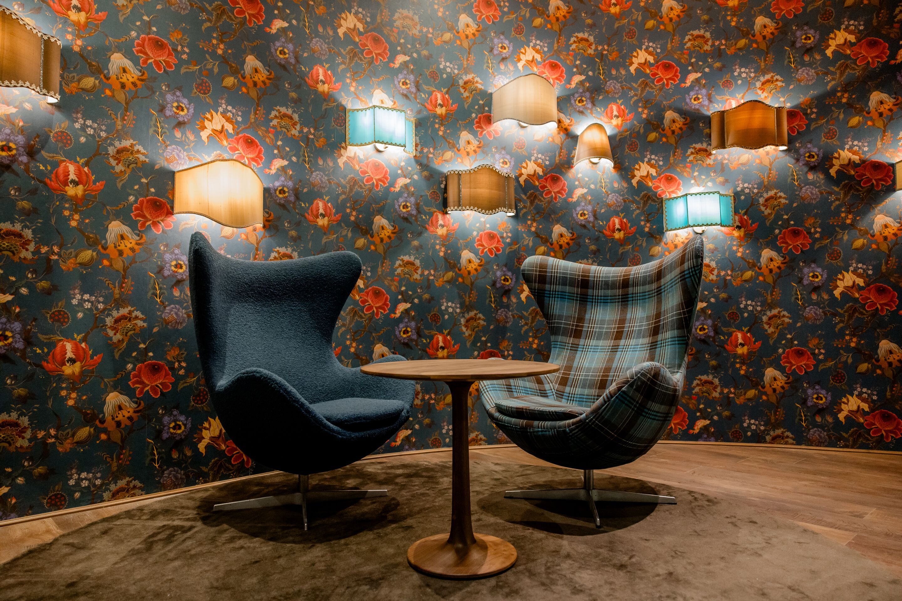 Hotel Edinburgh Princes Motel One Blick auf zwei Egg Chairs vor einer Wand mit Blumenmustern