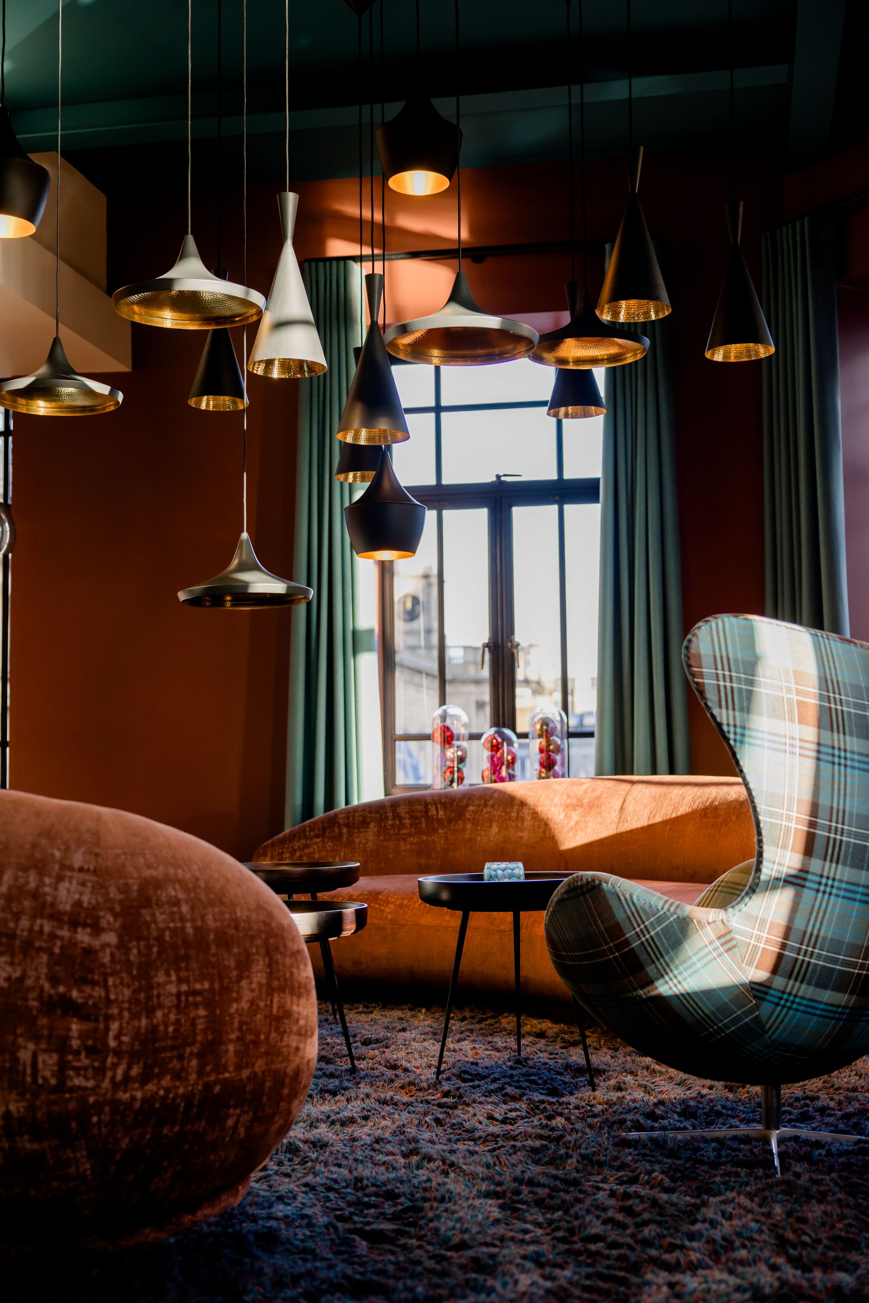 Hotel Edinburgh Princes Motel One Lounge Sitzecke mit Couch und zwei Sesseln sowie mehreren Deckenlampen