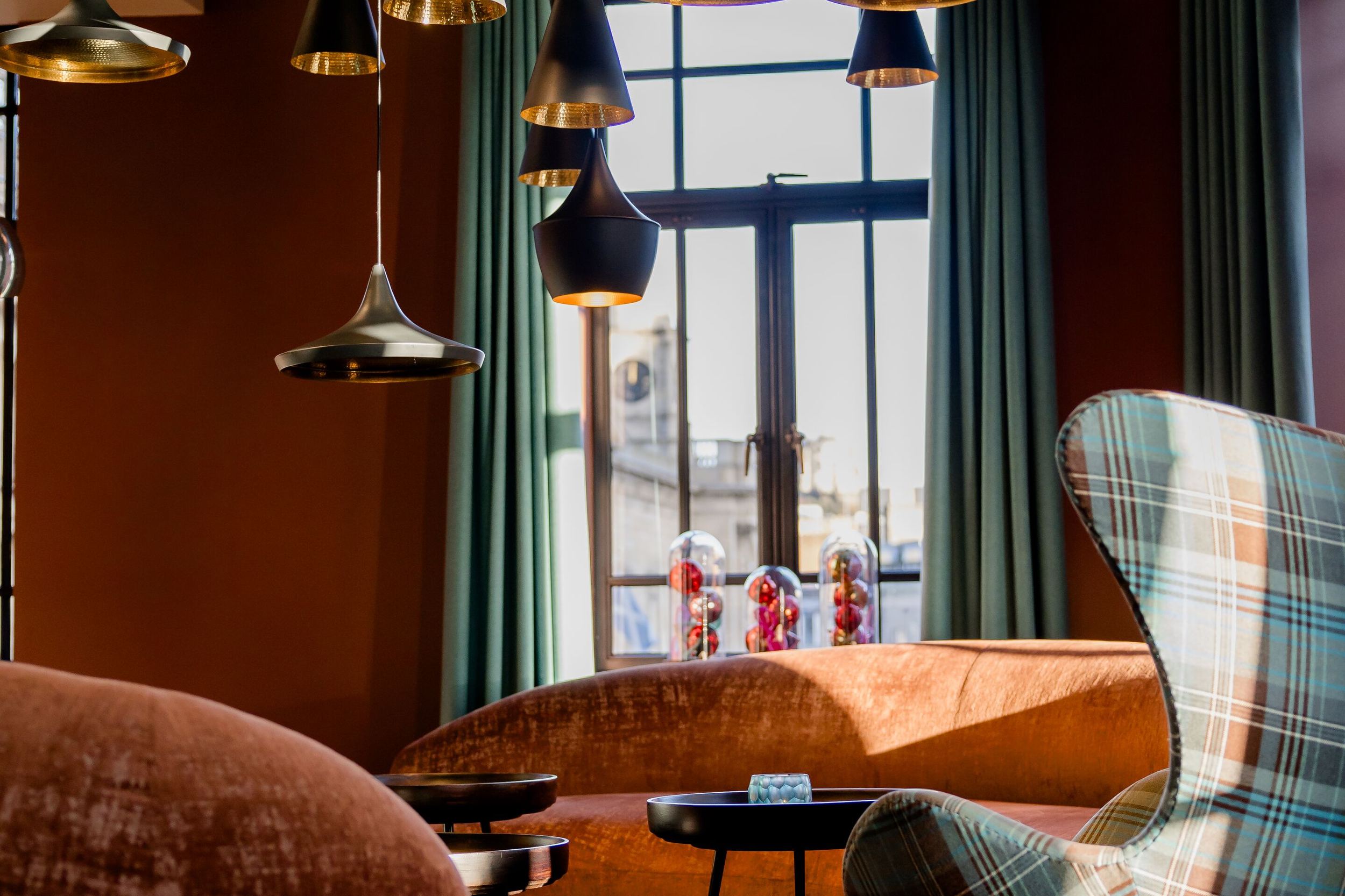 Hotel Edinburgh Princes Motel One Lounge Sitzecke mit Couch und zwei Sesseln sowie mehreren Deckenlampen