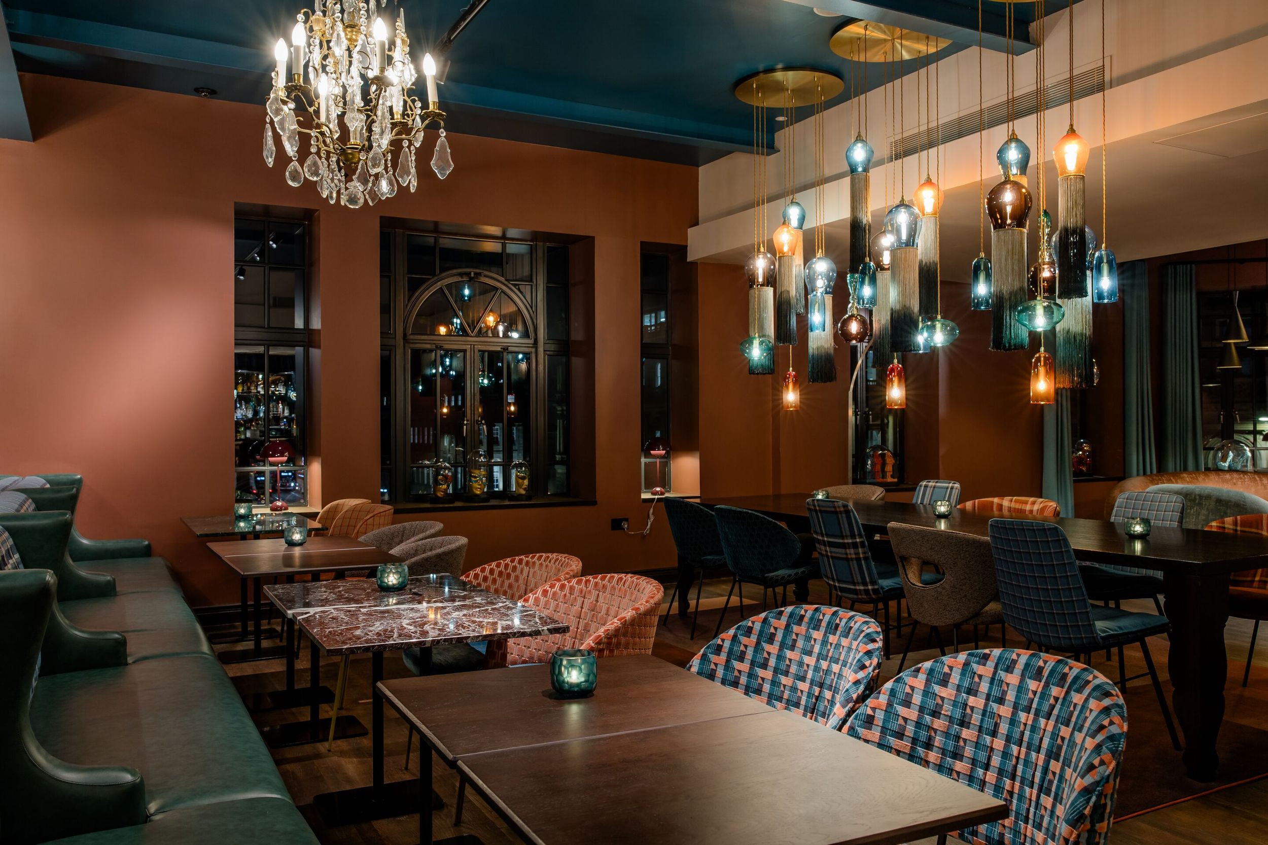 Hotel Edinburgh Princes Motel One Lounge mit mehreren Sitzgelegenheiten bei Abend