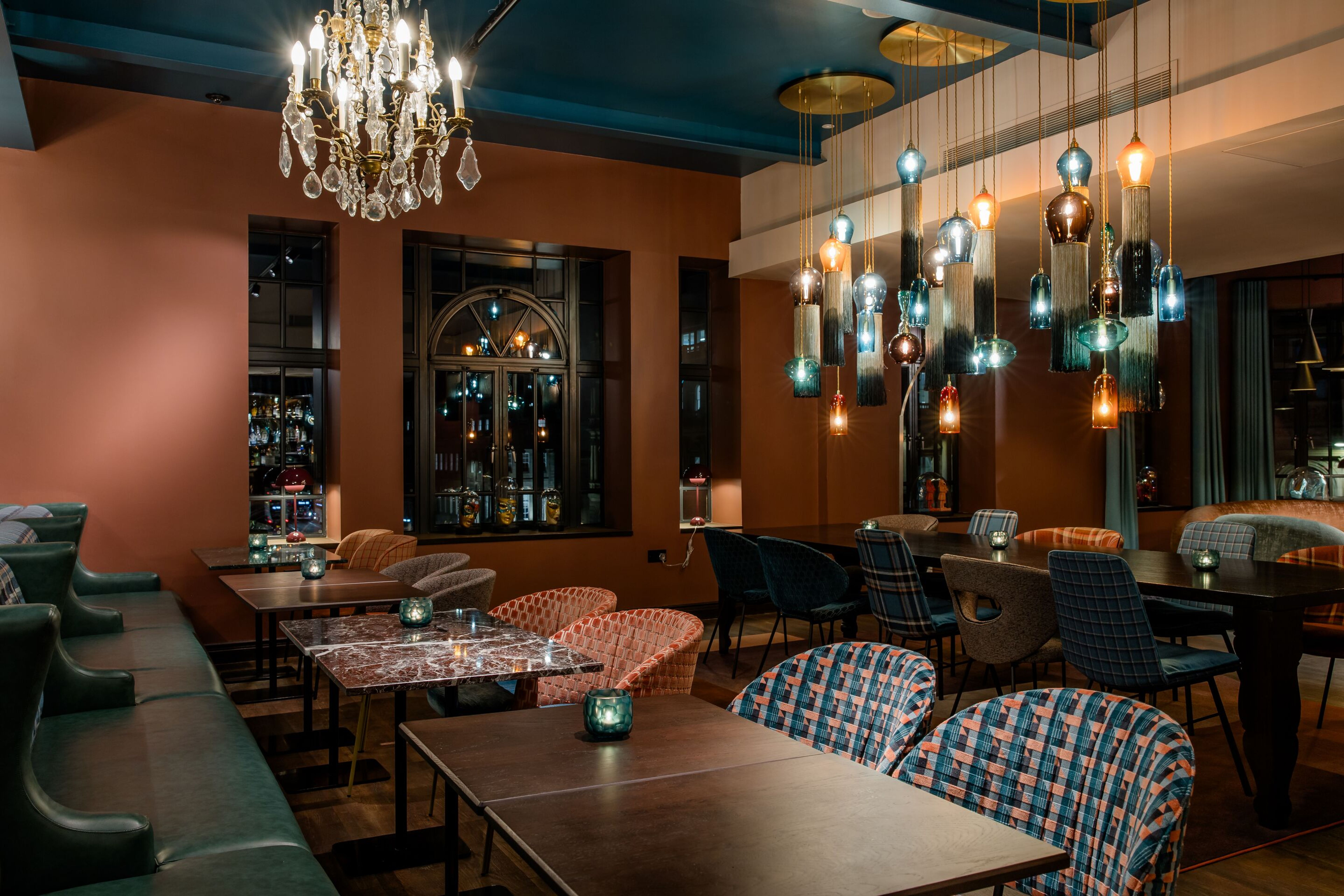 Hotel Edinburgh Princes Motel One Lounge mit mehreren Sitzgelegenheiten bei Abend Hotel Edinburgh Princes Motel One Lounge mit mehreren Sitzgelegenheiten bei Abend