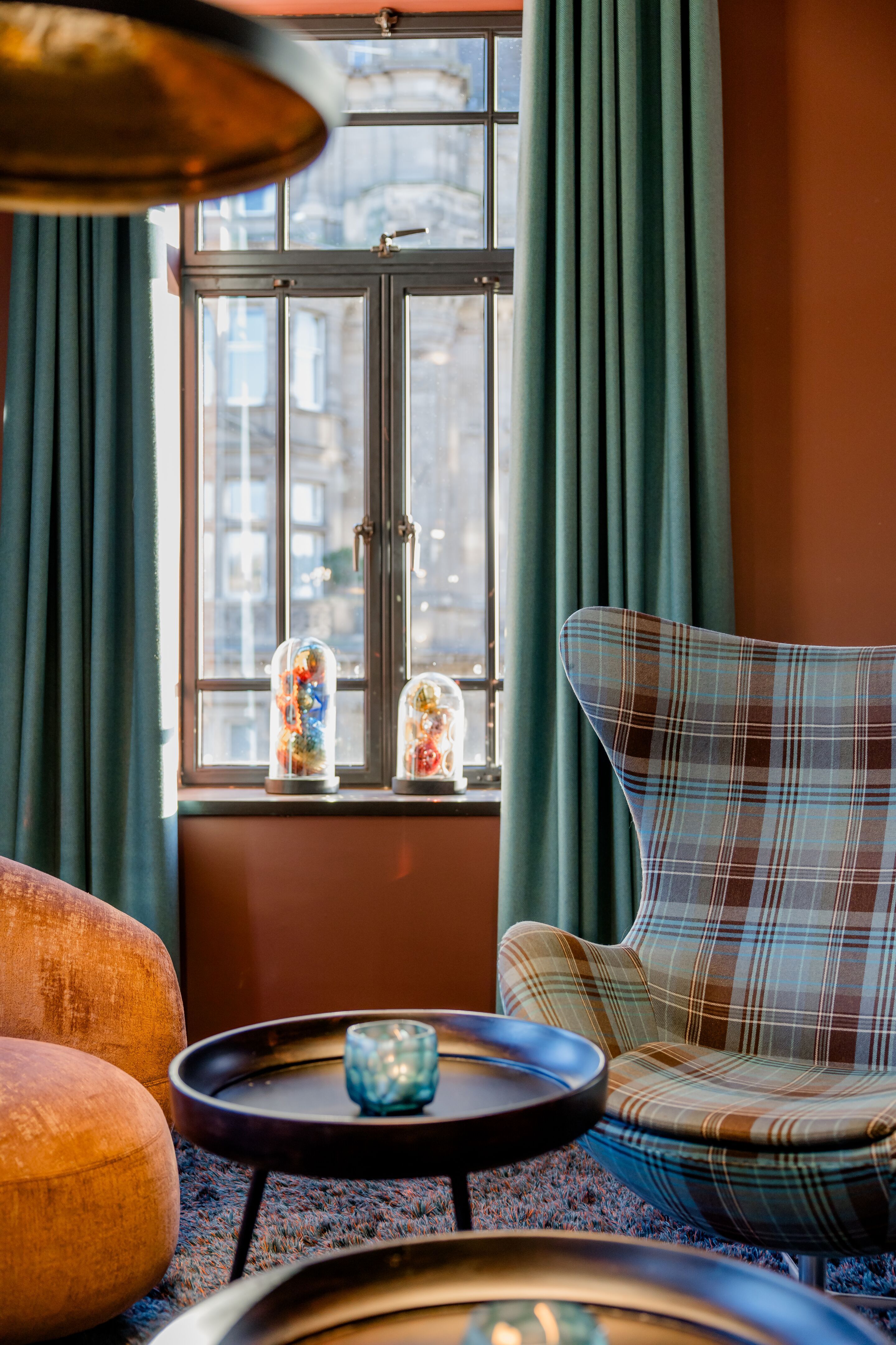 Hotel Edinburgh Princes Motel One Sessel und Egg Chair mit Beistelltisch in der Mitte vor einem großem Fenster