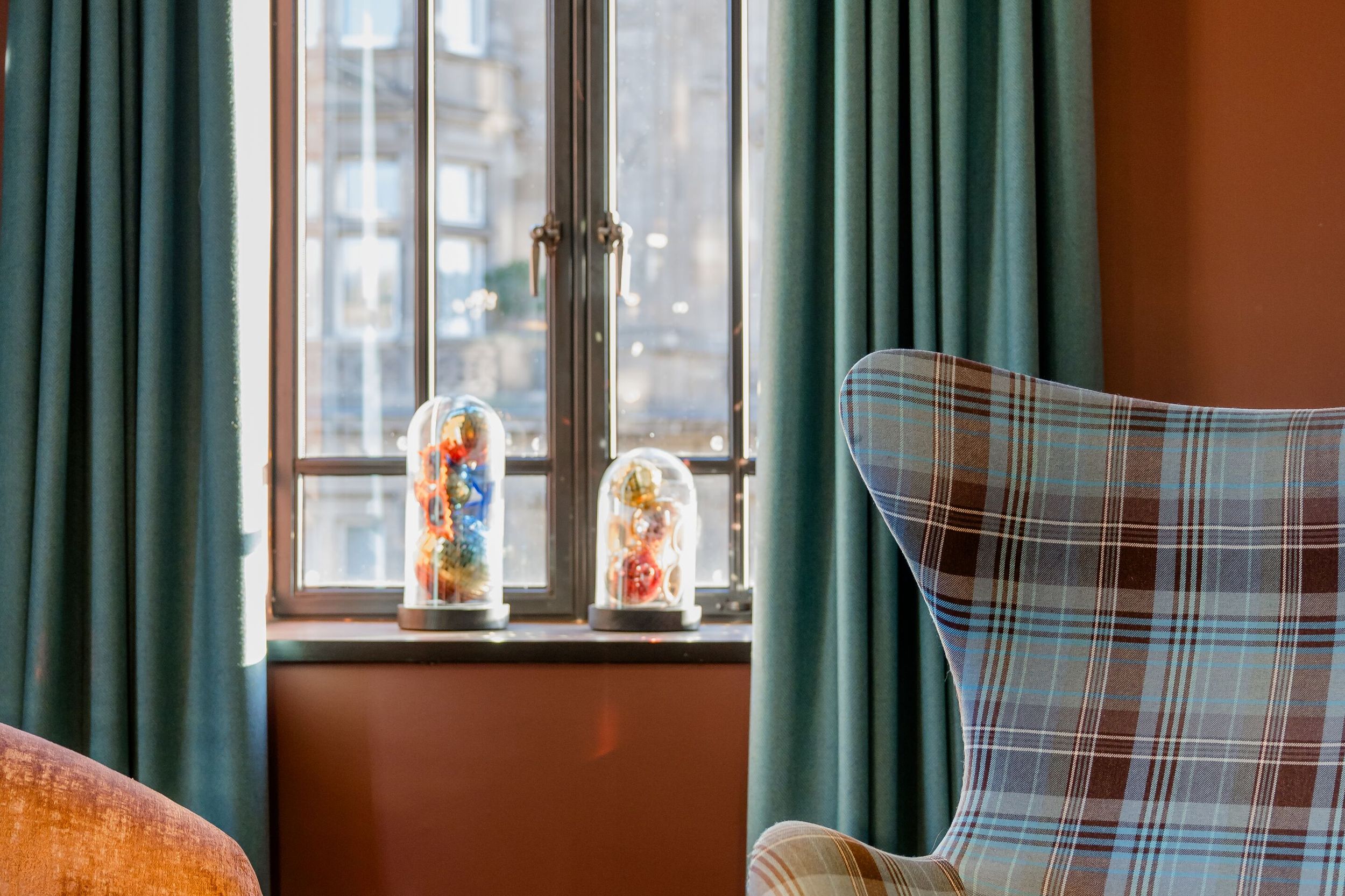Hotel Edinburgh Princes Motel One Sessel und Egg Chair mit Beistelltisch in der Mitte vor einem großem Fenster