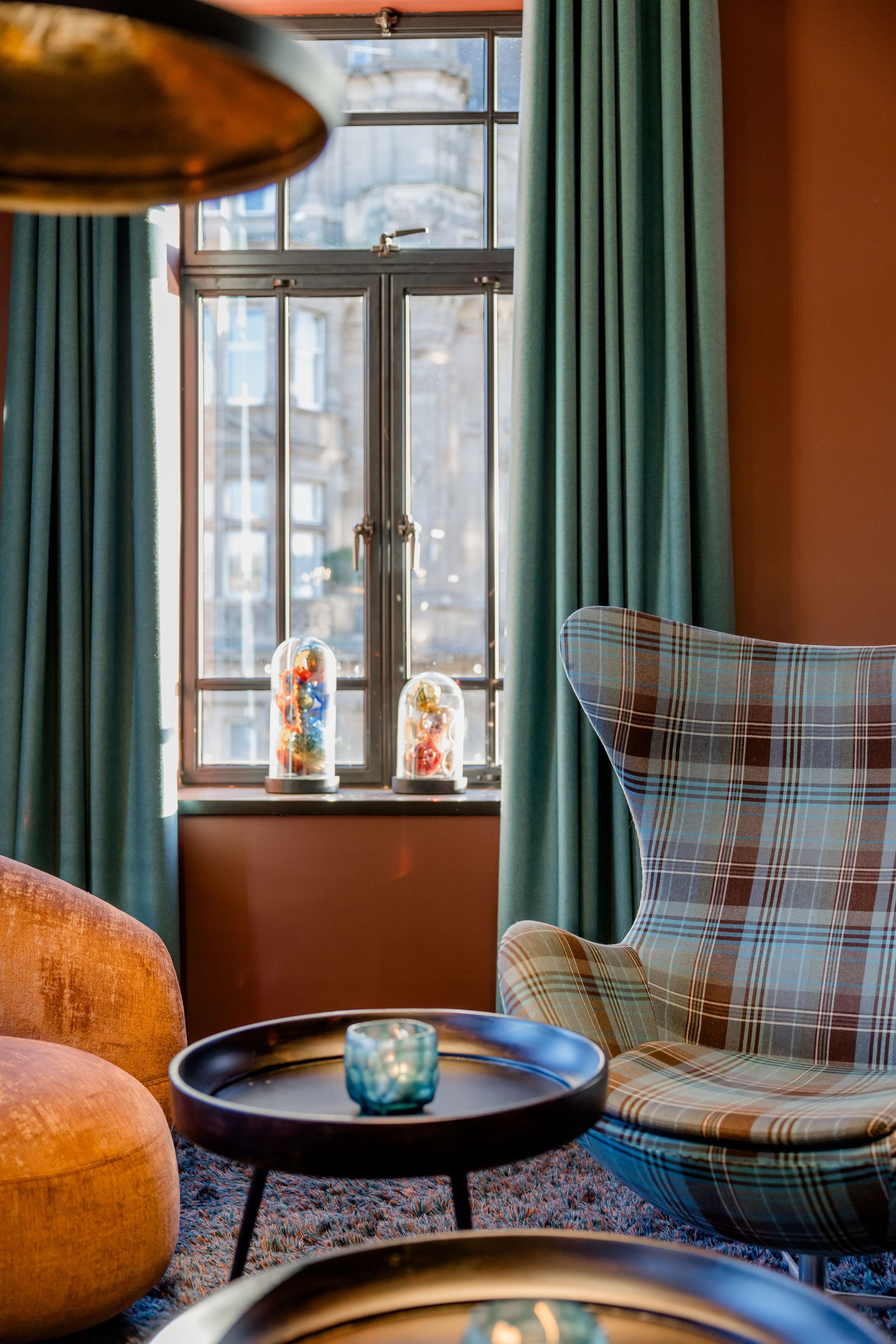 Hotel Edinburgh Princes Motel One Sessel und Egg Chair mit Beistelltisch in der Mitte vor einem großem Fenster