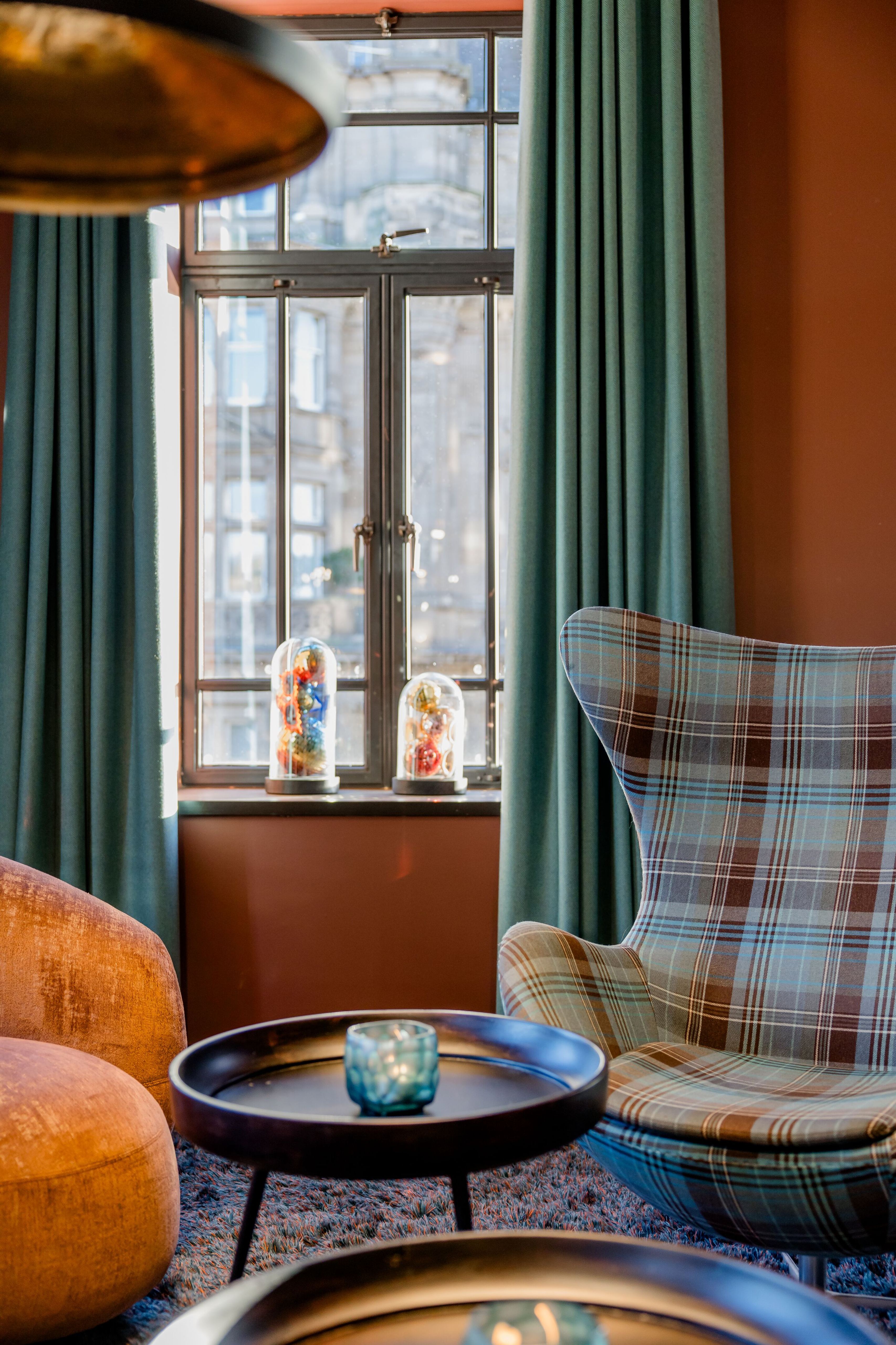 Hotel Edinburgh Princes Motel One Sessel und Egg Chair mit Beistelltisch in der Mitte vor einem großem Fenster Hotel Edinburgh Princes Motel One Sessel und Egg Chair mit Beistelltisch in der Mitte vor einem großem Fenster
