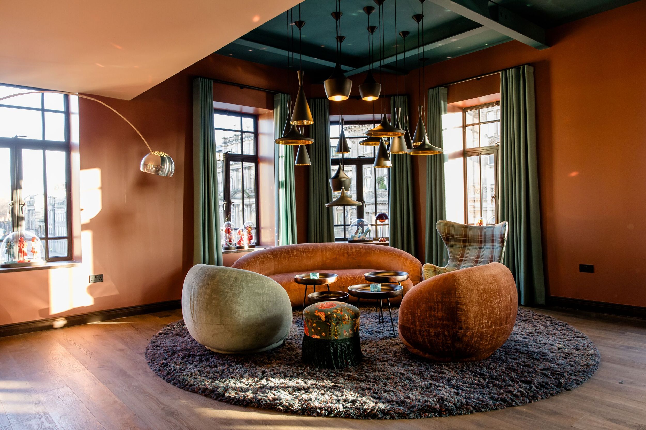 Hotel Edinburgh Princes Motel One Lounge mit gemütlicher Sitzecke vor großen Fenstern