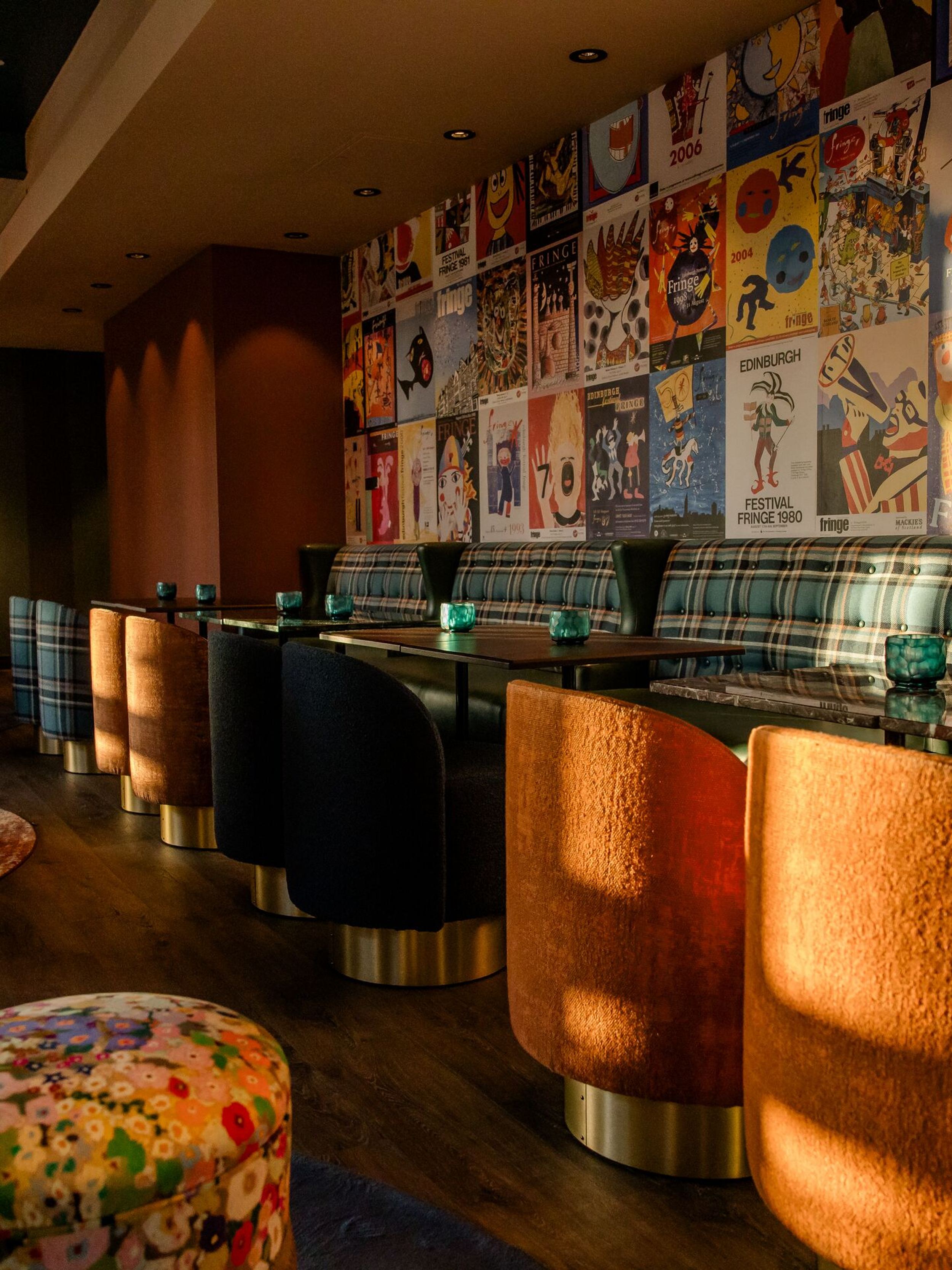 Hotel Edinburgh Princes Motel One lichtdurchflutete Lounge mit mehreren Tischen, Stühlen und Sesseln sowie ein Neonschild mit der Aufschrift unboring