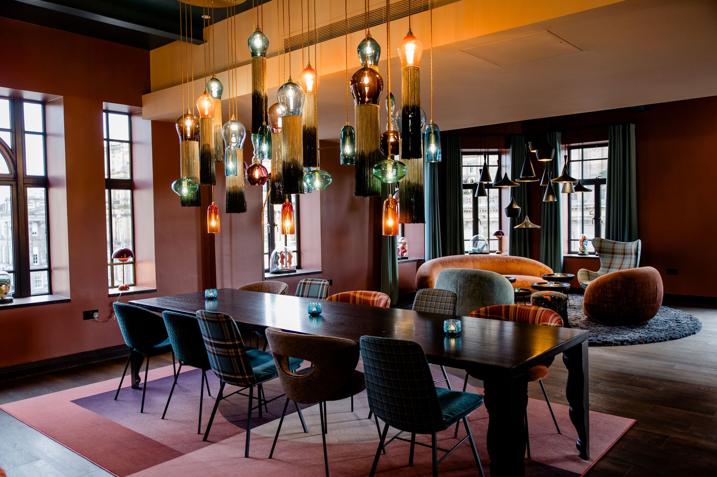 Hotel Edinburgh Princes Motel One helle Lounge mit Blick auf einen großen Tisch mit Stühlen sowie eine Sitzecke im Hintergrund