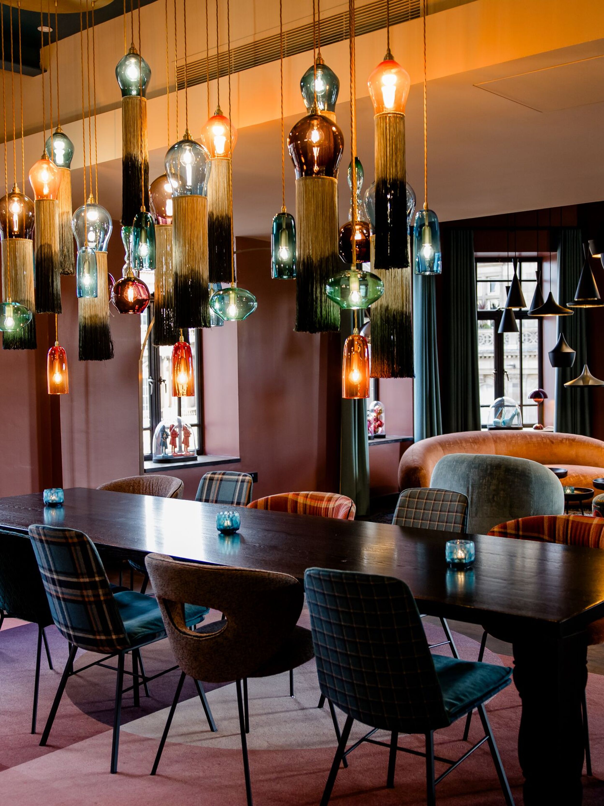 Hotel Edinburgh Princes Motel One helle Lounge mit Blick auf einen großen Tisch mit Stühlen sowie eine Sitzecke im Hintergrund