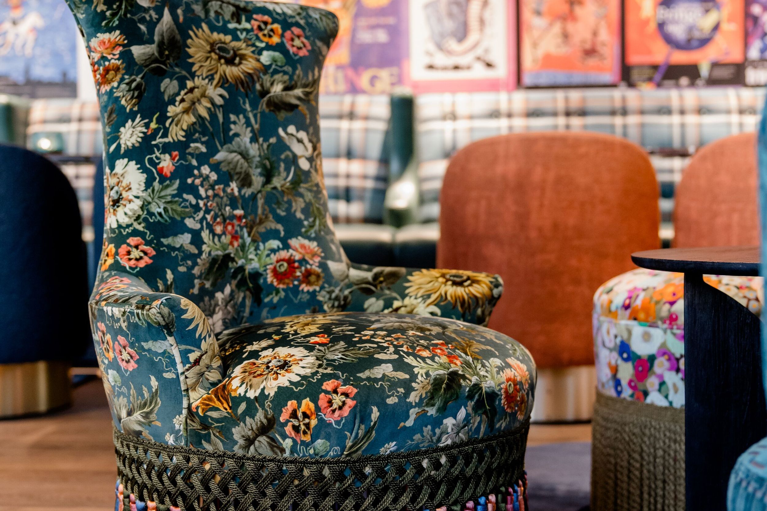 Hotel Edinburgh Princes Motel One Nahaufnahme runder Sessel mit Blumenmuster in der Lounge