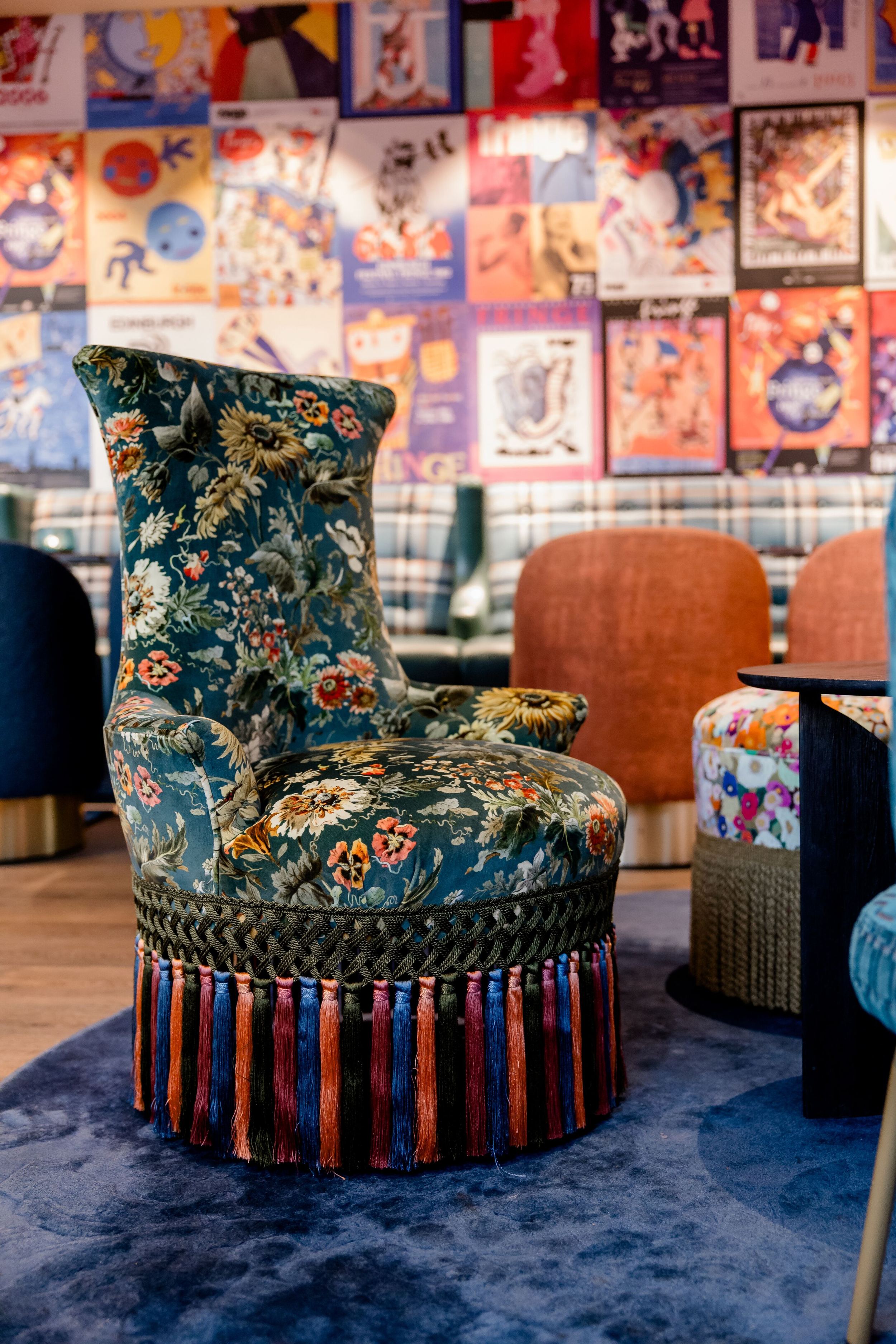 Hotel Edinburgh Princes Motel One Nahaufnahme runder Sessel mit Blumenmuster in der Lounge