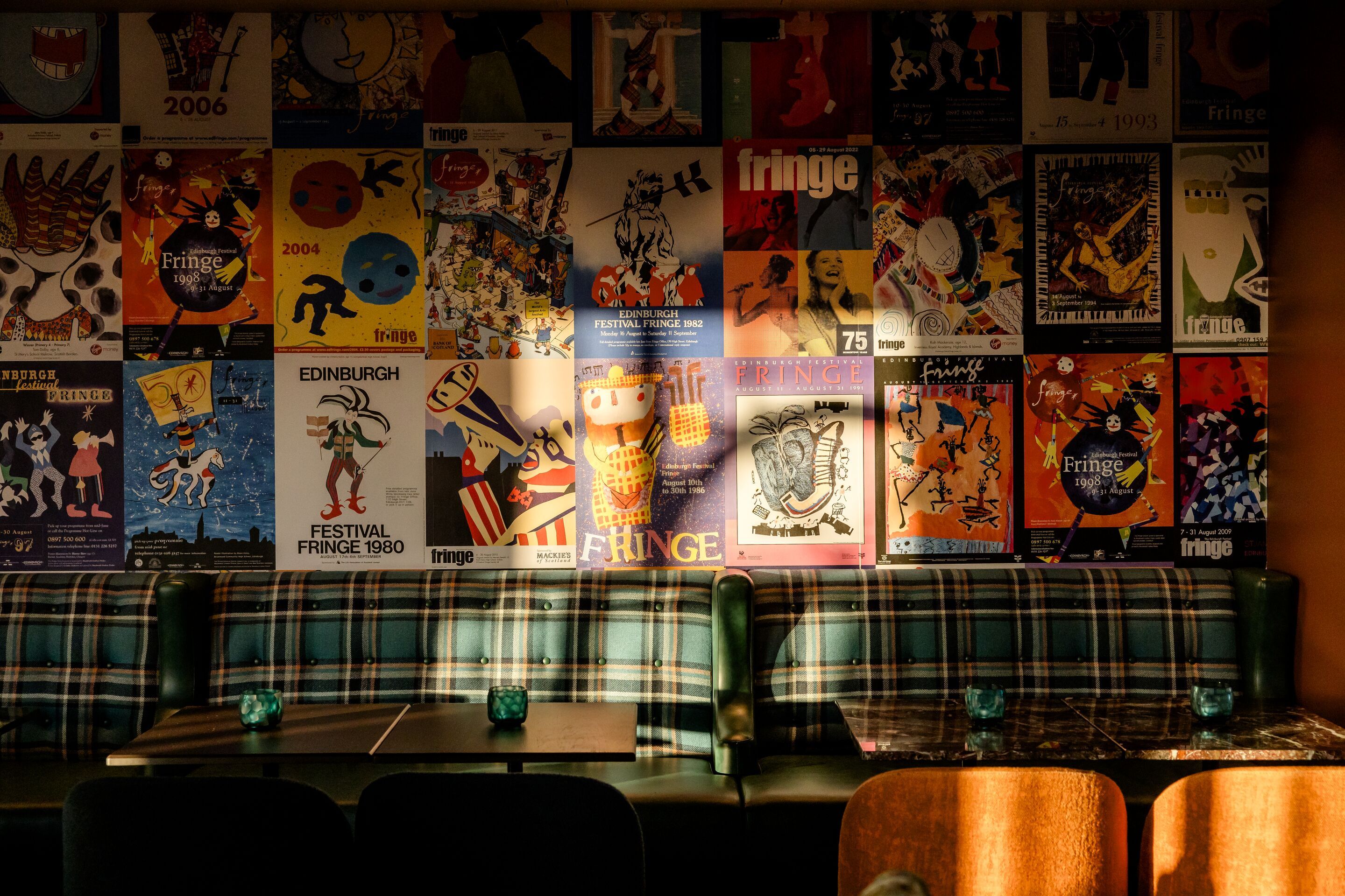 Hotel Edinburgh Princes Motel One bunte Wand mit mehreren Plakaten des Fringe Festivals