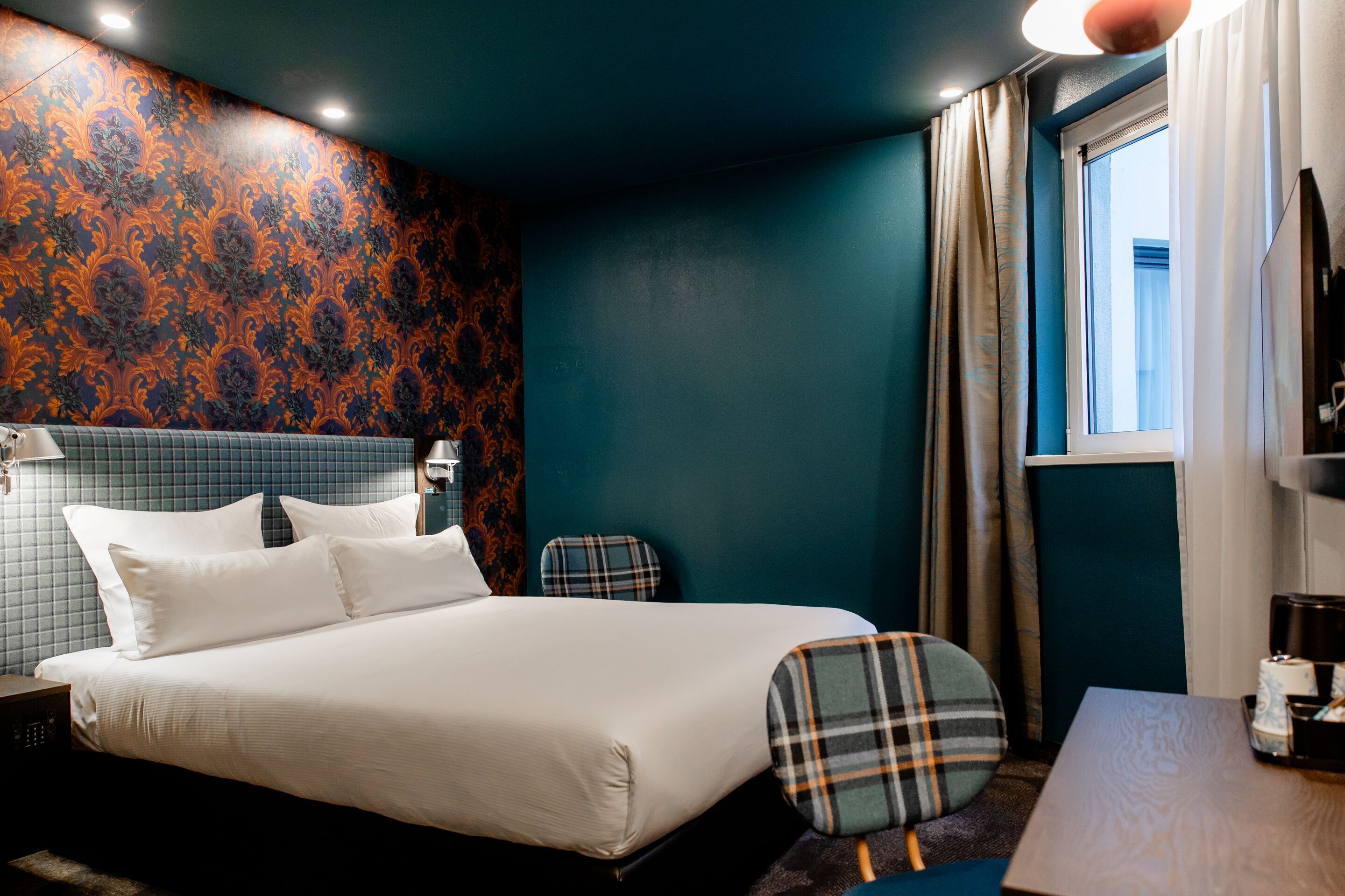 Hotel Edinburgh Princes Motel One Zimmer mit Blick auf ein Doppelbett sowie ein Schreibtisch mit Stuhl und TV an der Wand 