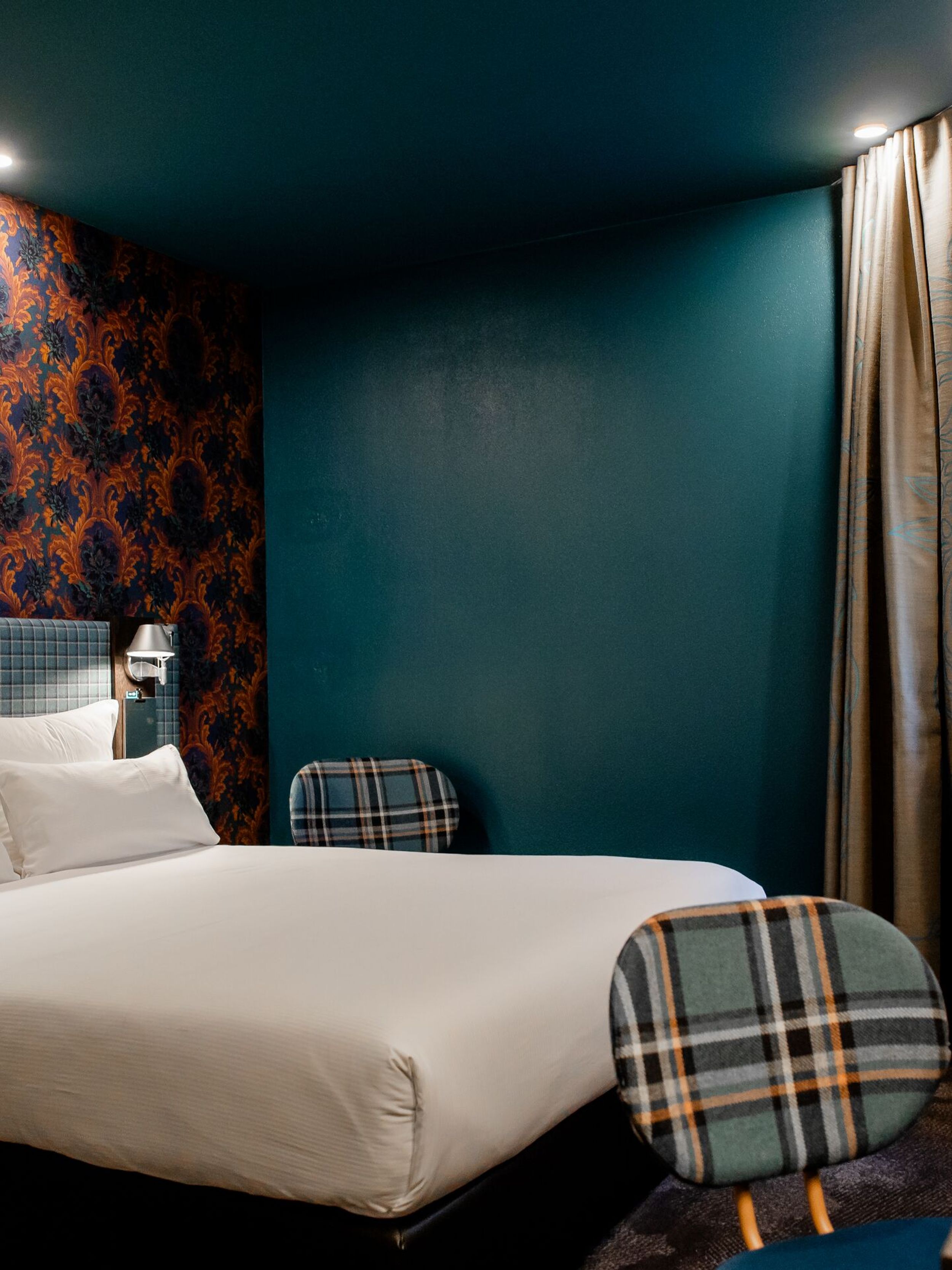 Hotel Edinburgh Princes Motel One Zimmer mit Blick auf ein Doppelbett sowie ein Schreibtisch mit Stuhl und TV an der Wand