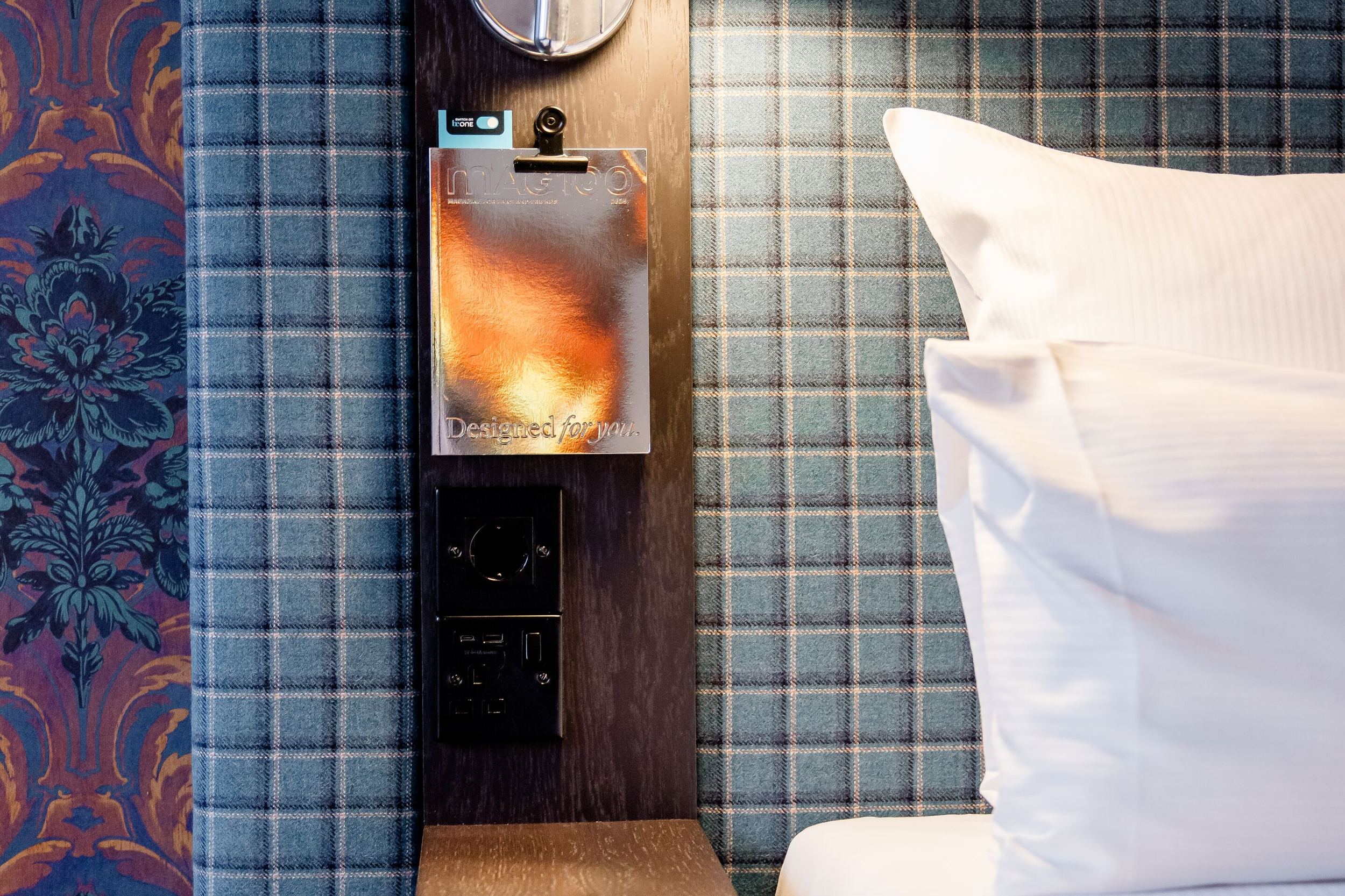 Hotel Edinburgh Princes Motel One Zimmer Nahaufnahme Kopfteil eines Doppelbettes mit schmalem Nachttisch und Lampe