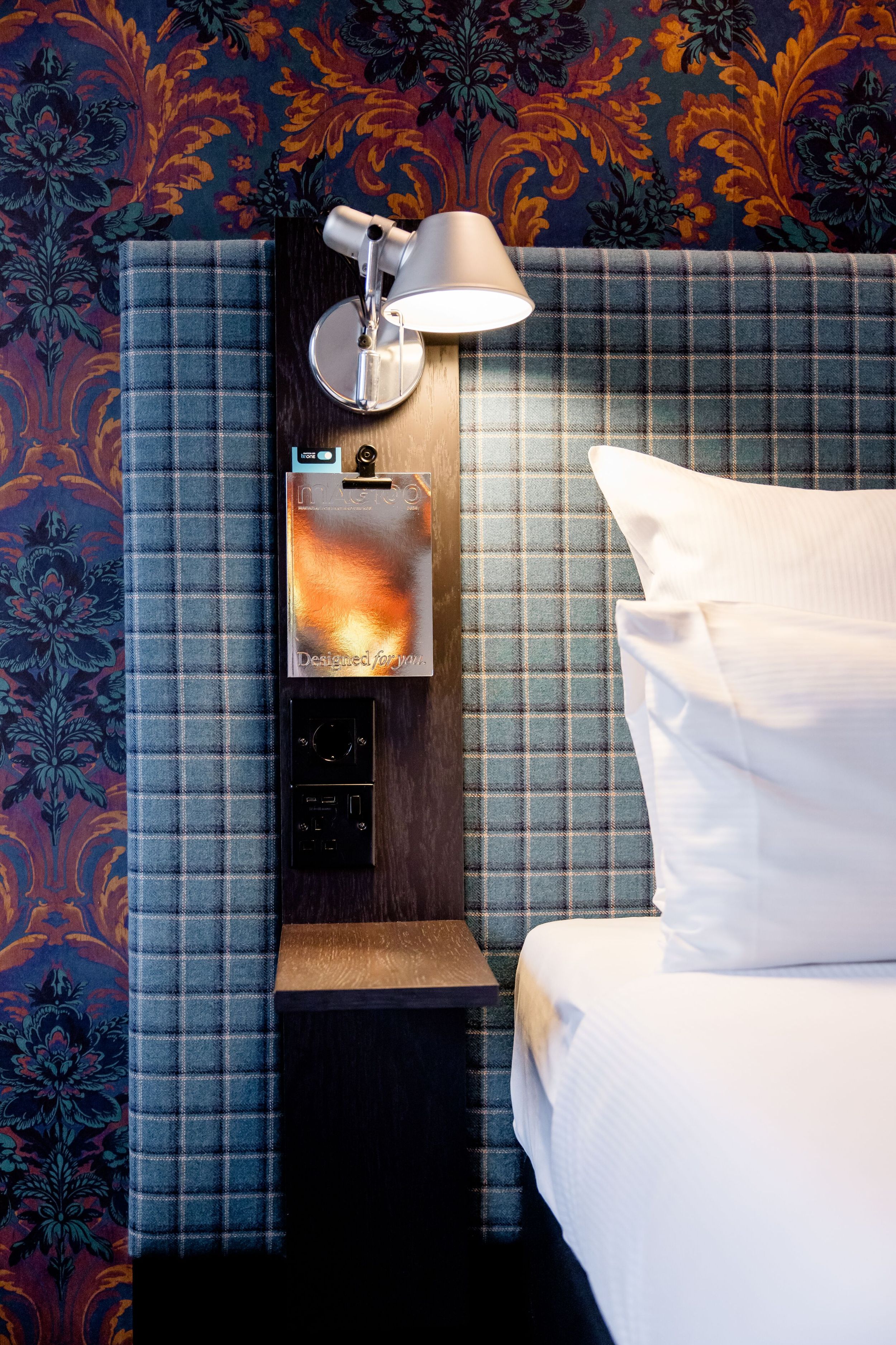 Hotel Edinburgh Princes Motel One Zimmer Nahaufnahme Kopfteil eines Doppelbettes mit schmalem Nachttisch und Lampe